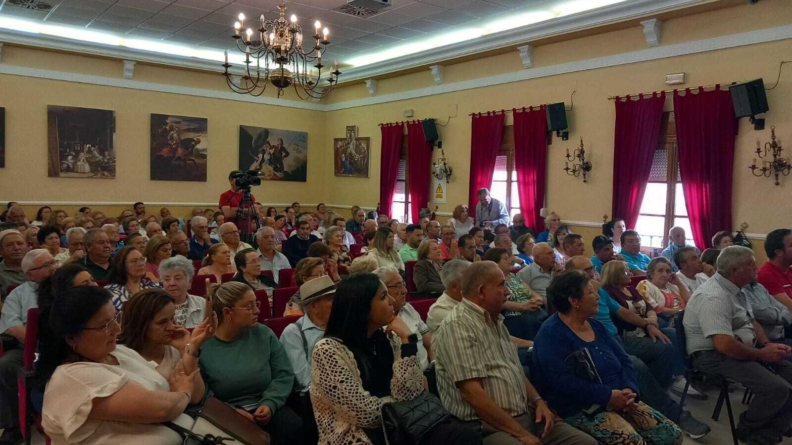 El salón de la casa de la Cultura de Montemayor, lleno. El salón de la casa de la Cultura de Montemayor, lleno.