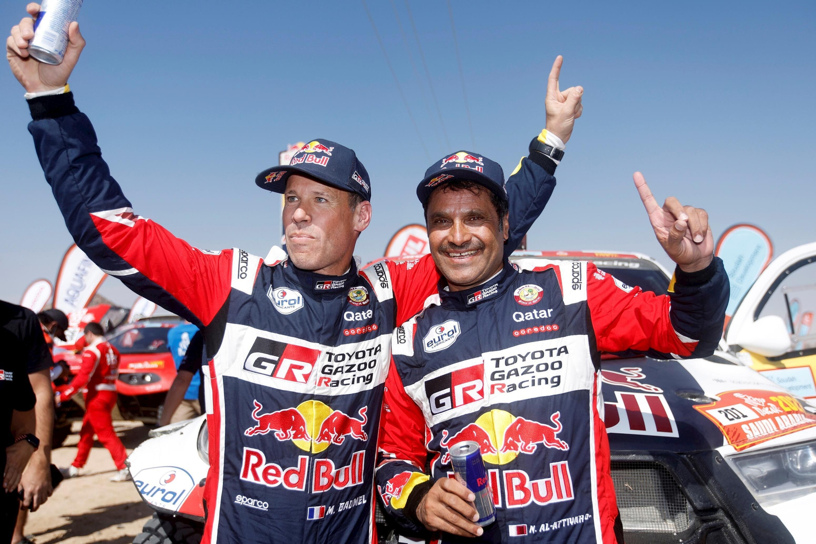 Al-Attiyah celebra con su copiloto el triunfo en el Dakar de 2022.