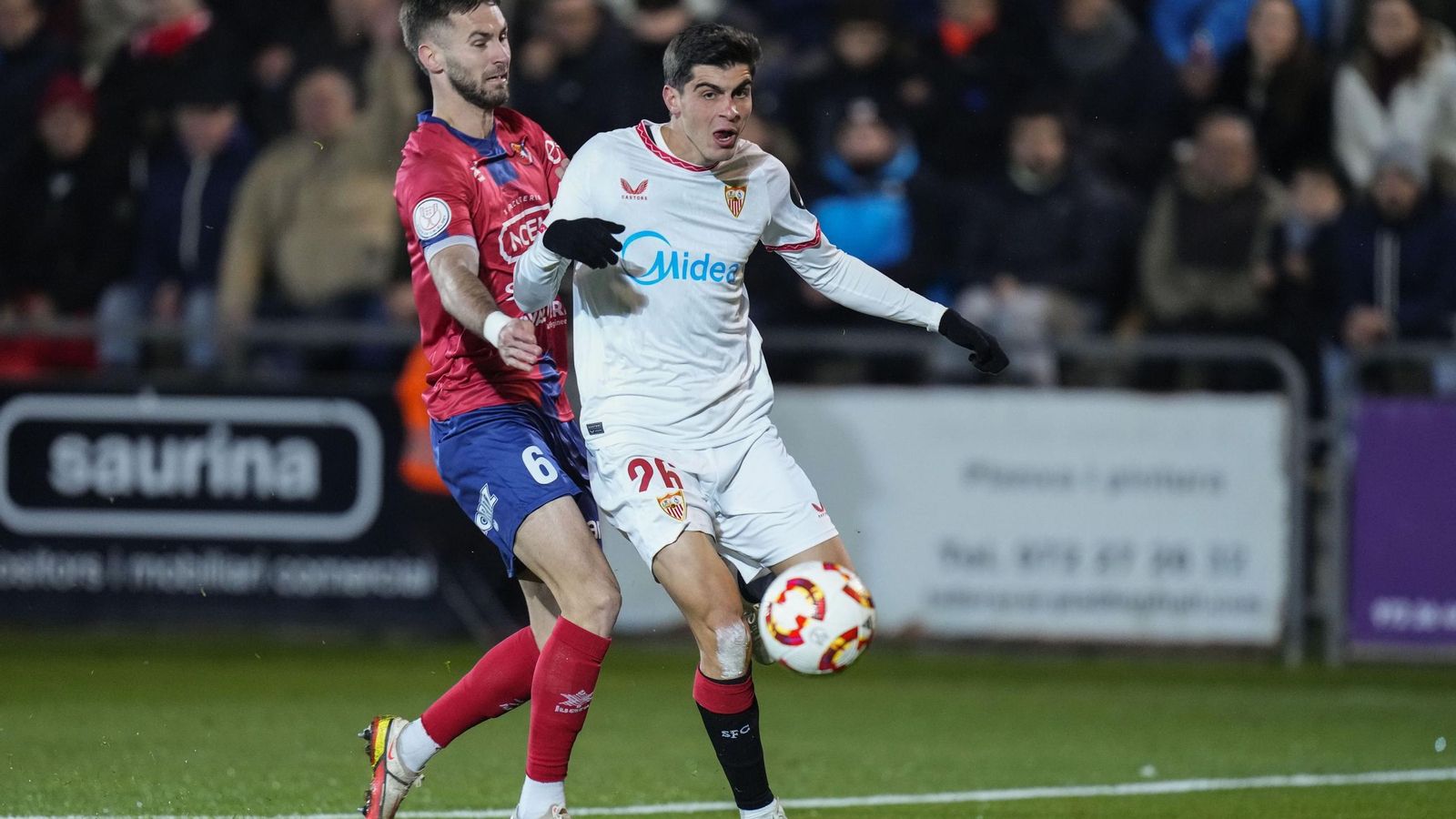 Ayala y Juanlu, en una acción del Olot-Sevilla.