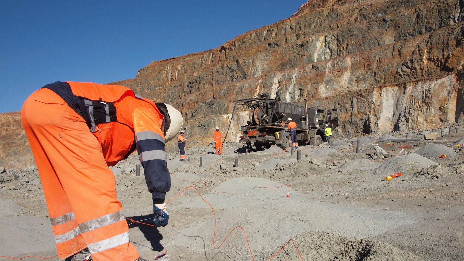 El artillero jefe cargando barreno