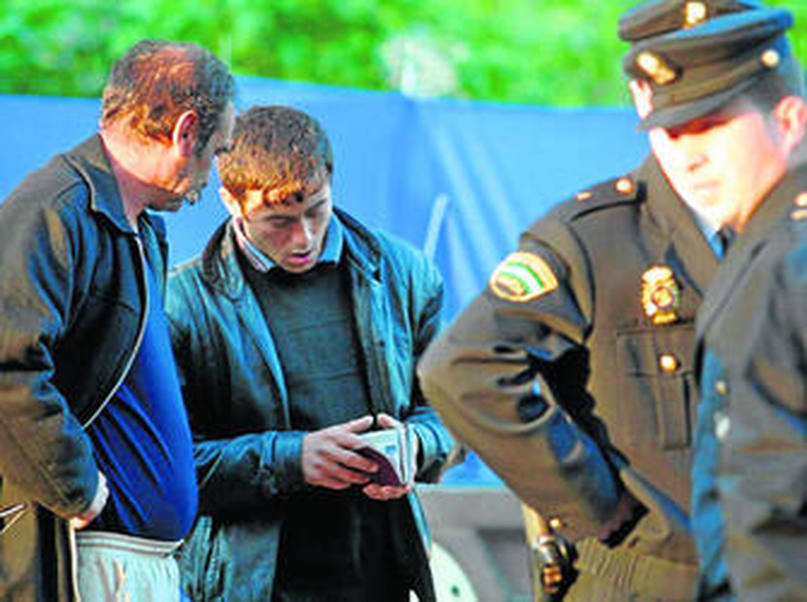 Policías proceden a la identificación de dos inmigrantes, en una ronda habitual.