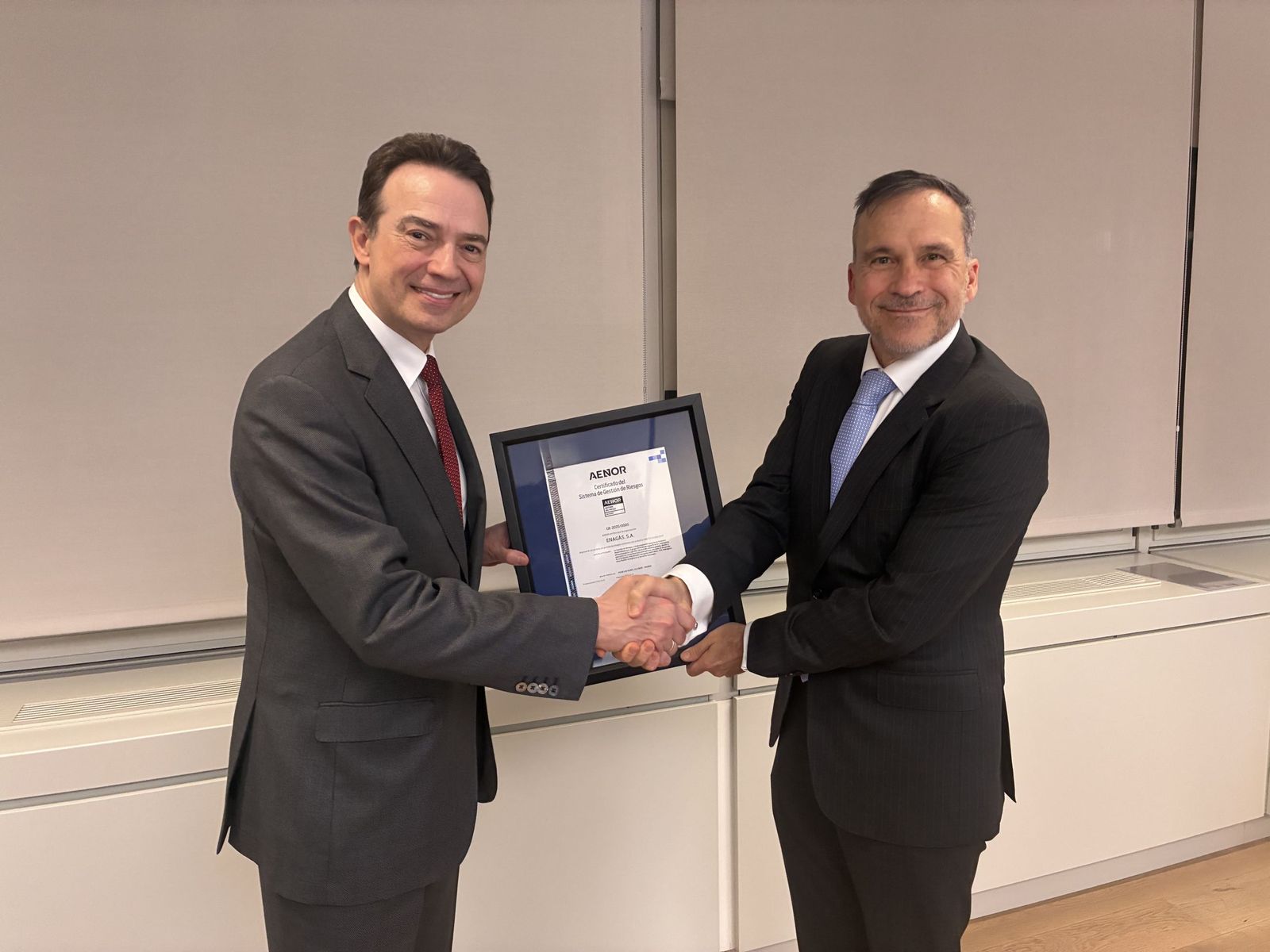 El consejero delegado de Enagás, Arturo Gonzalo, recoge la certificación de manos del consejero delegado de AENOR, Rafael García Meiro