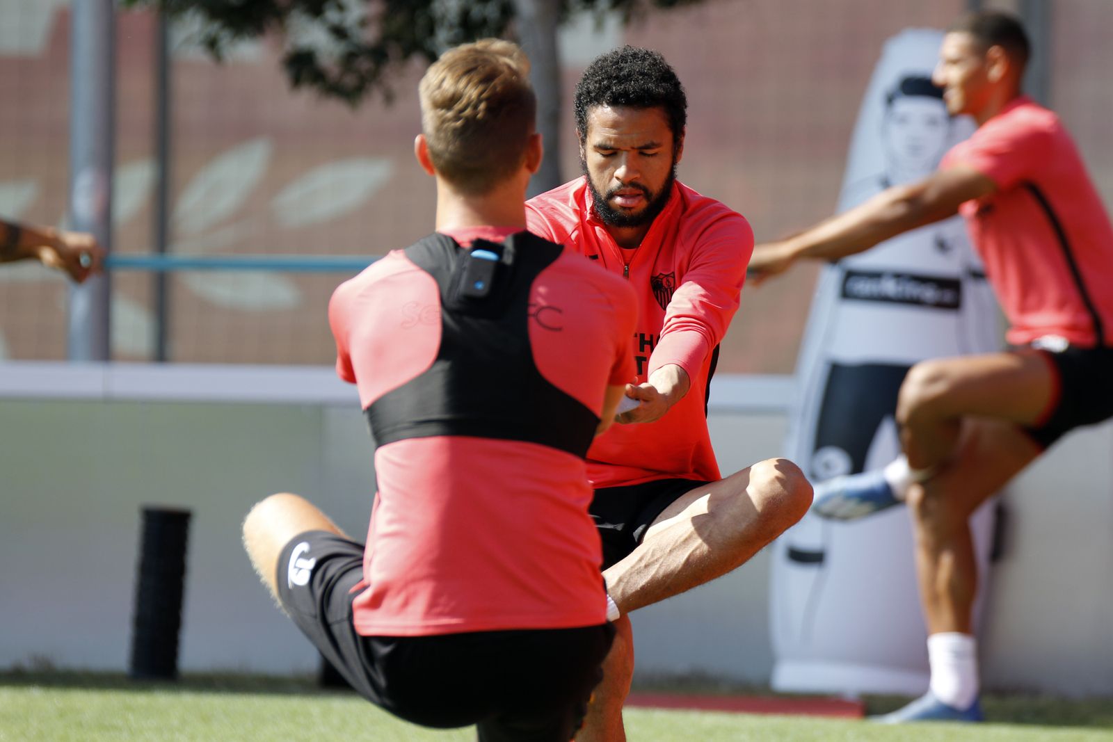 De Jong (de espaldas) y En-Nesyri se ayudan mutuamente en un trabajo preventivo.