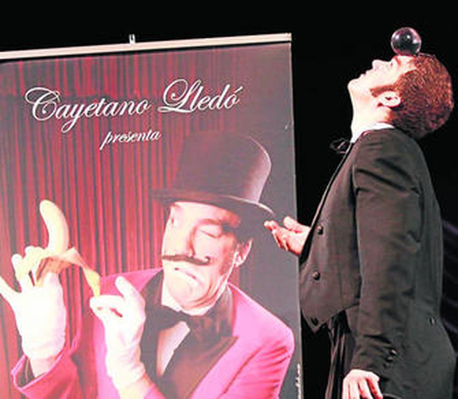 El mago gallego Cayetano Lledó, ayer, en un pase previo a su actuación de esta noche.