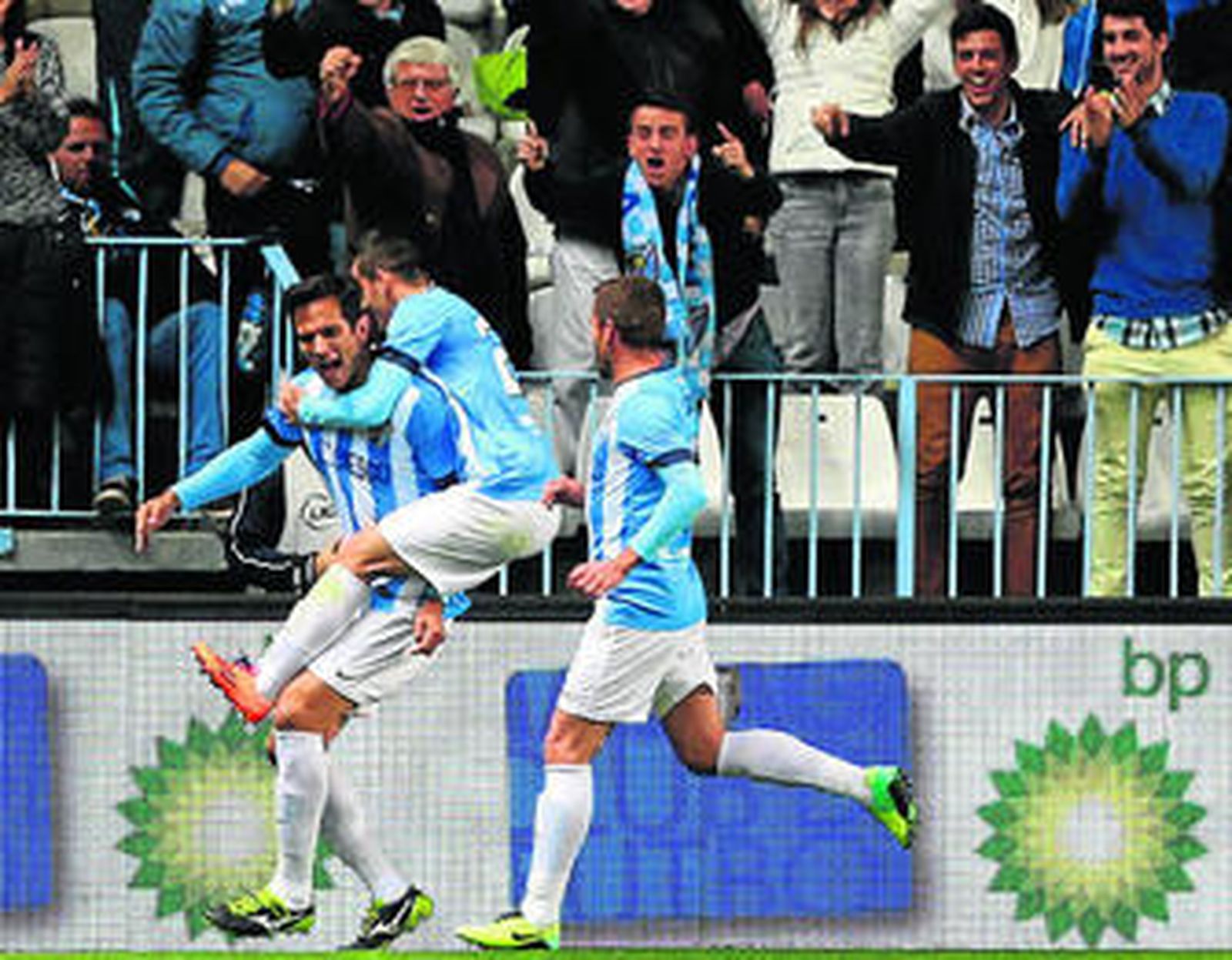 Los jugadores del Málaga celebran el gol de Santa Cruz al Getafe.