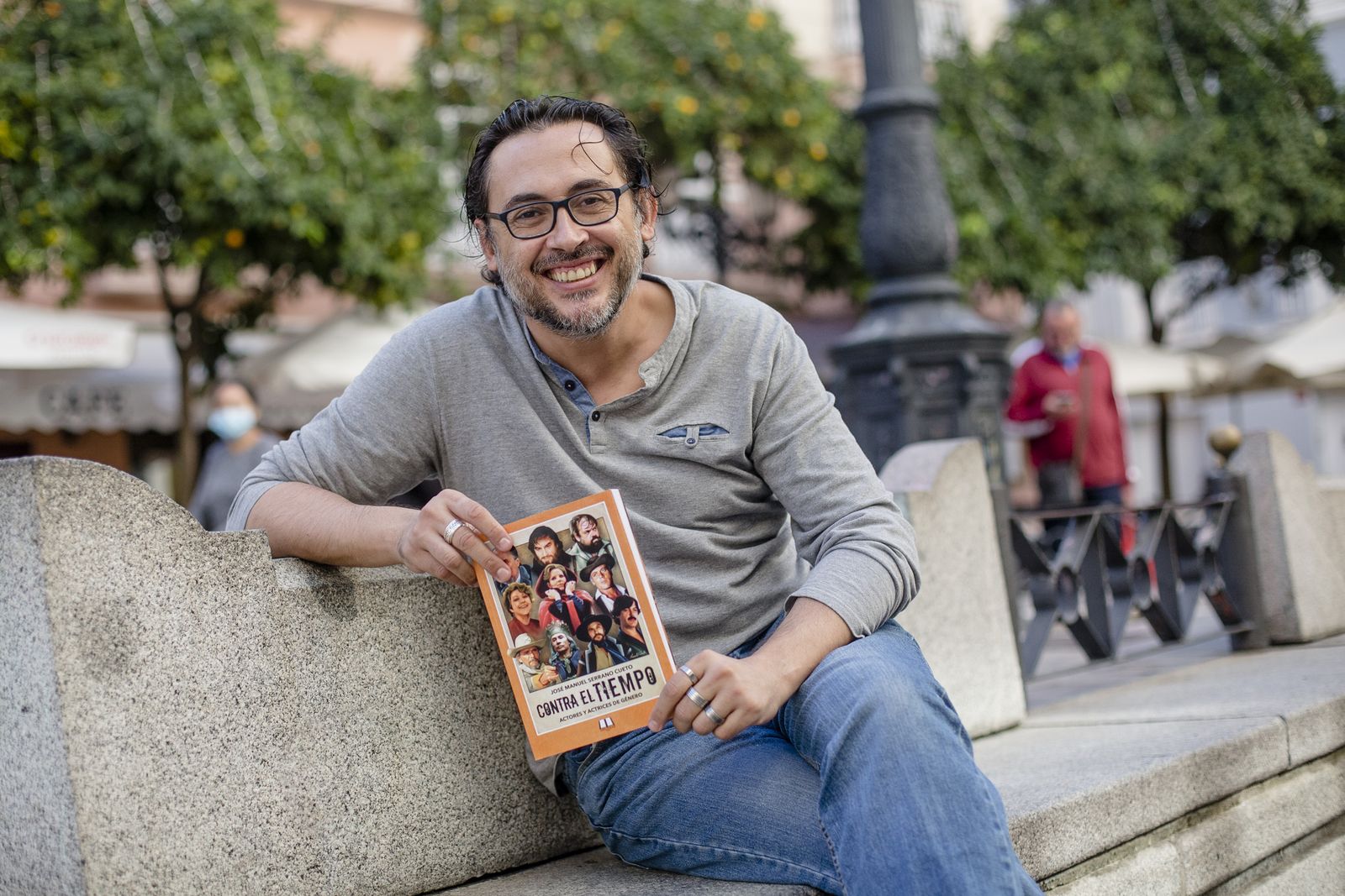 El cineasta y escritor gaditano José Manuel Serrano Cueto, con un ejemplar de su libro.