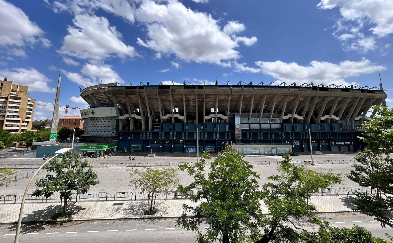 Explanada junto al estadio del Real Betis en la que se levantará el edificio comercial y de ocio.