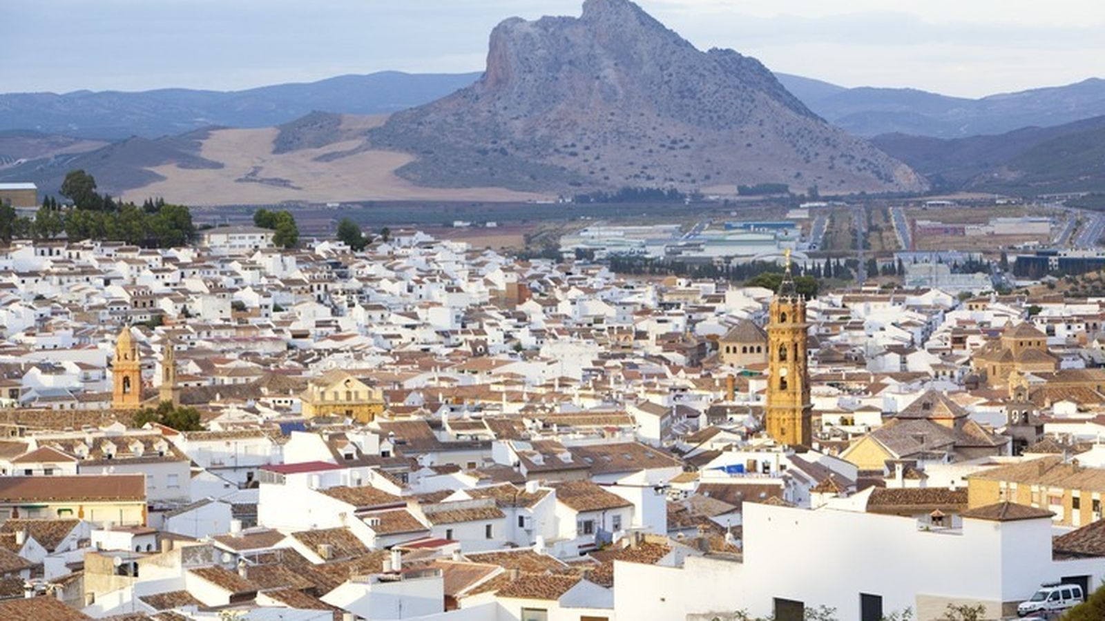 Sobrevolar Antequera en globo es un buen plan sea el día que sea.