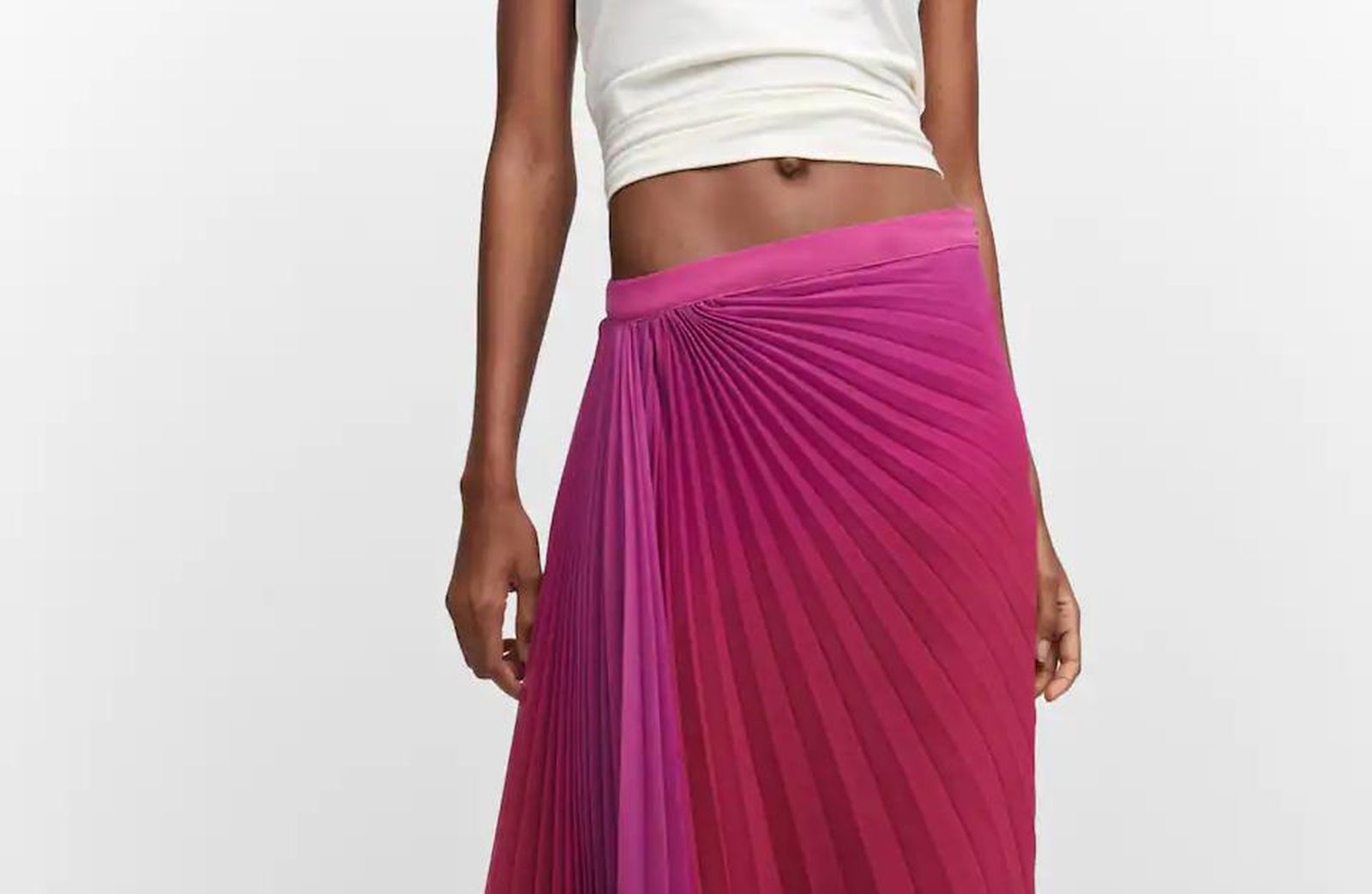 La falda plisada de Mango más versátil del otoño que puedes llevar con zapatillas o tacones.