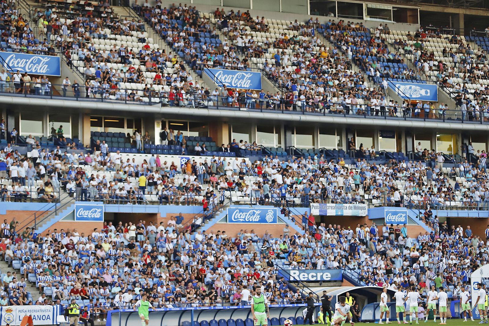 Ambiente en las gradas del Nuevo Colombino en el Recreativo de Huelva y Málaga