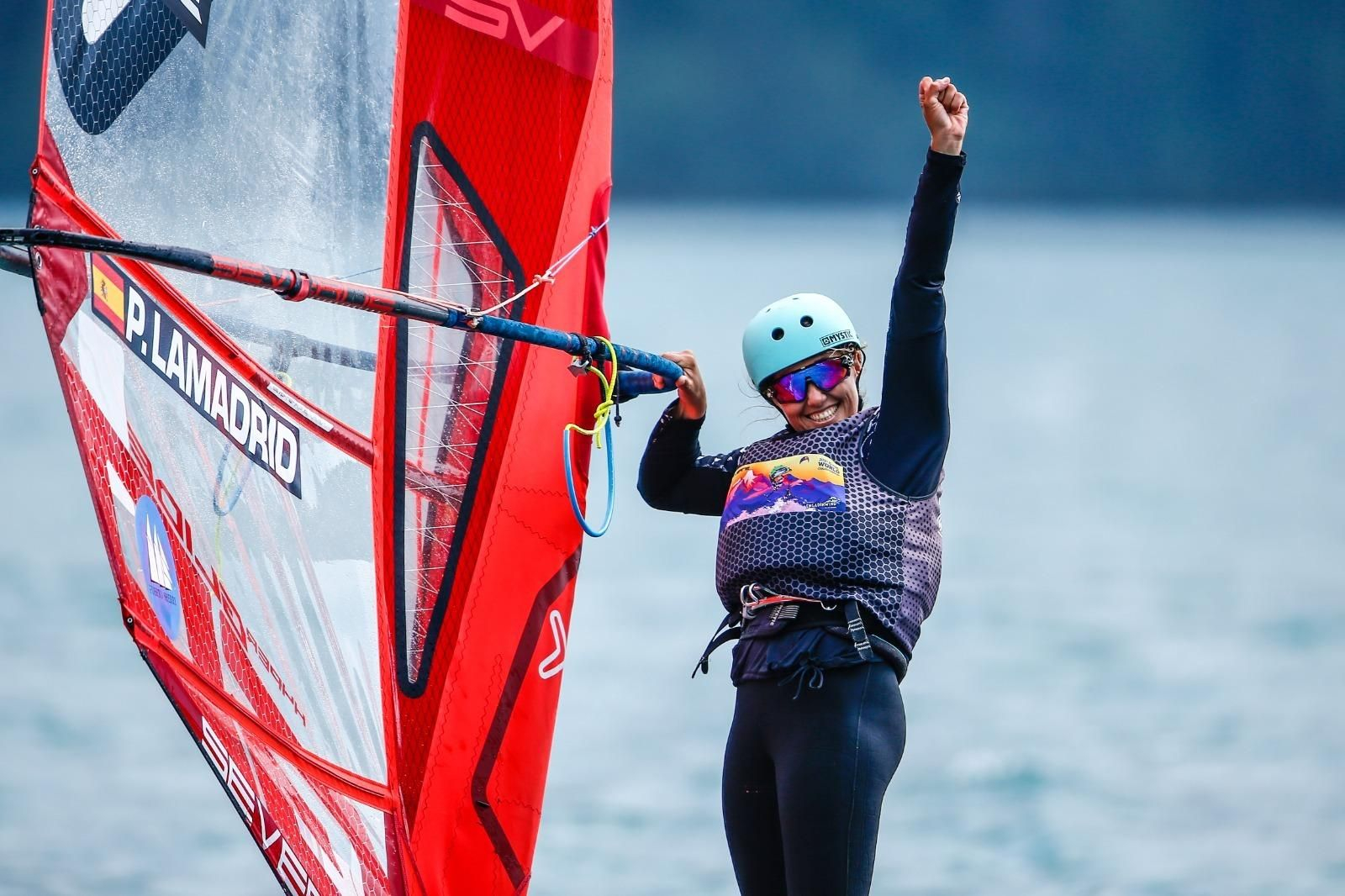 Pilar Lamadrid celebra uno de sus triunfos en una regata.