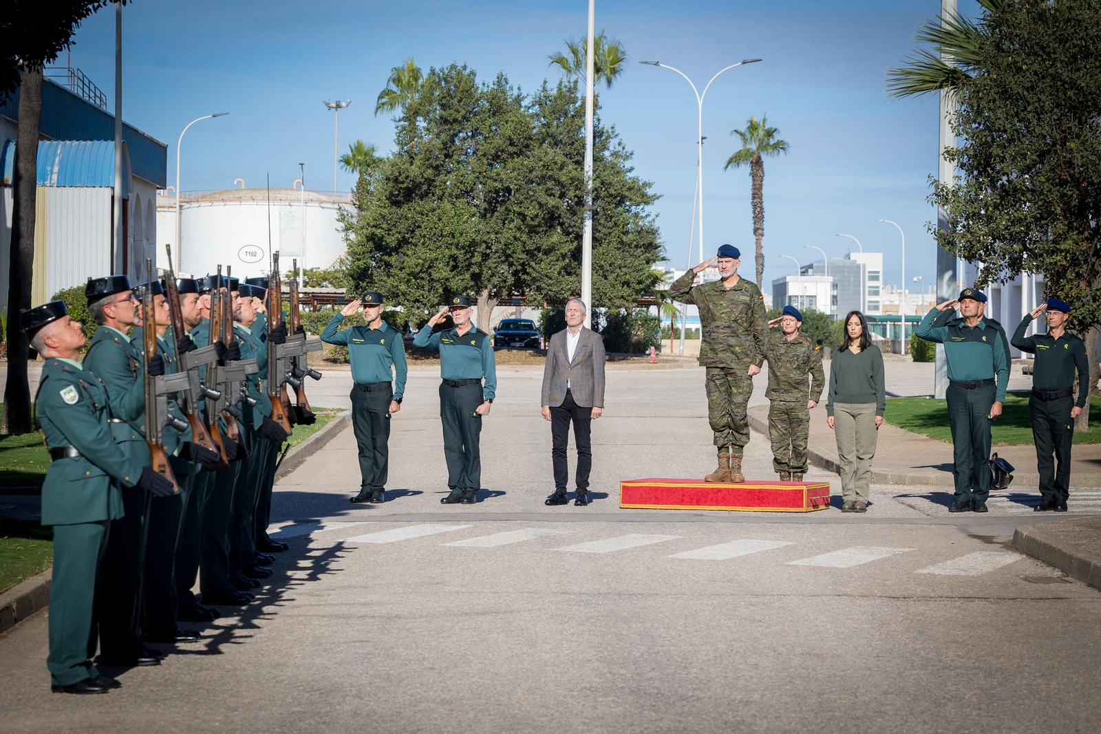 Las imágenes de la visita del Rey a la Guardia Civil de Cádiz
