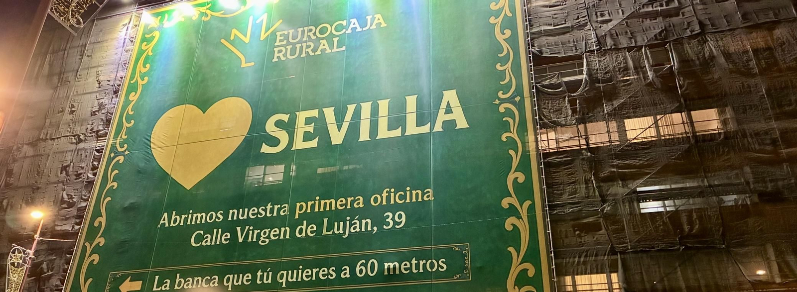 La lona de Eurocaja Rural en el barrio de Los Remedios de Sevilla.