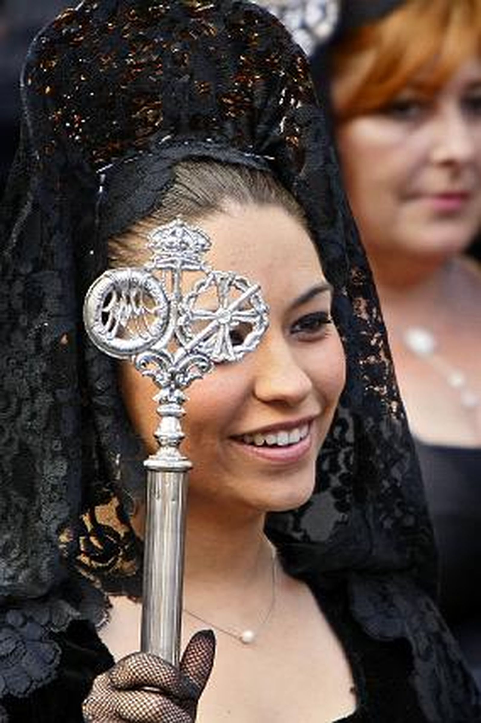 Cientos de gaditanos rinden pleitesía al paso de Cigarreras. /Fotos: Julio González