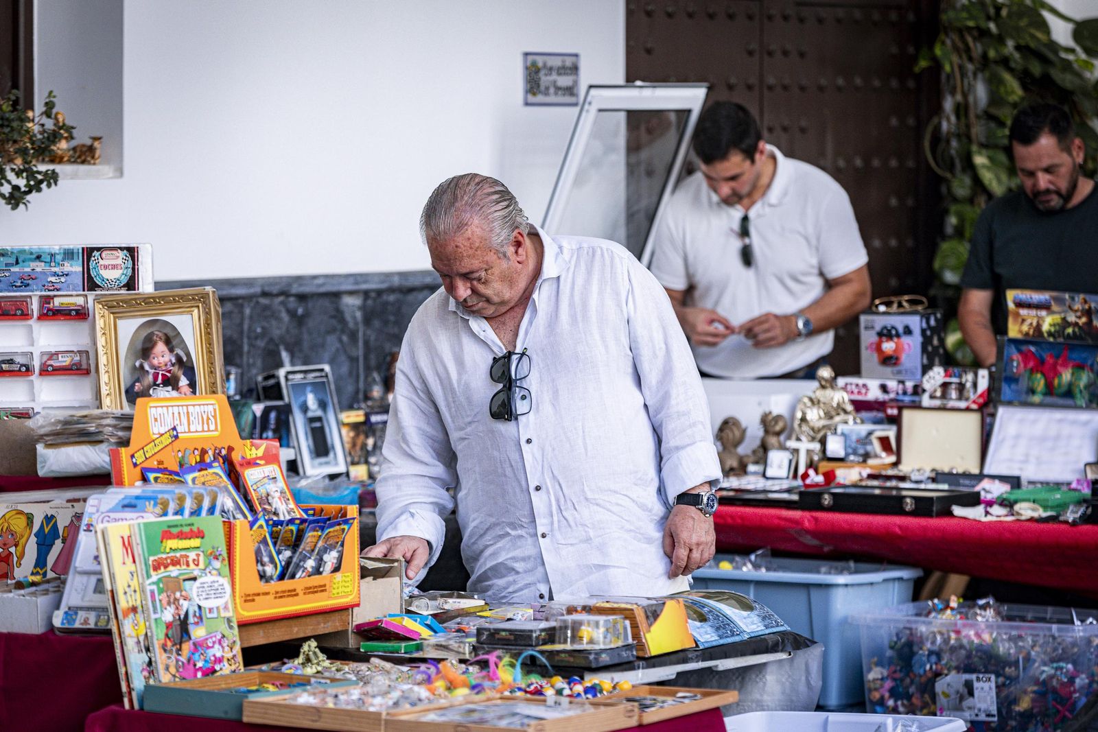 Imágenes del curioso mercadillo de antigüedades en el convento de Santo Domingo en Cádiz