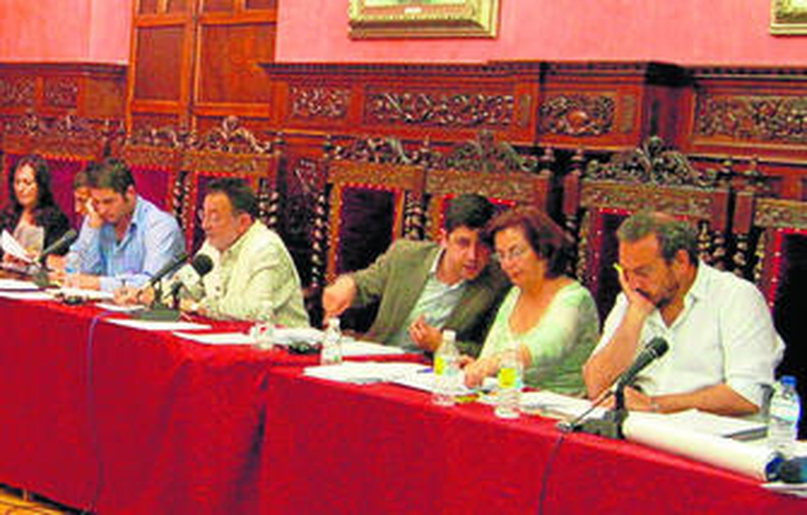 El portavoz del PP, Alberto Fernández, habla con Gertrudis Pereira -segunda por la derecha- en un Pleno.