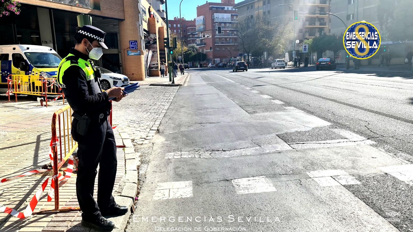 Un policía local de Sevilla trabaja en la investigación del accidente en el que murió un peatón en la Ronda de Capuchinos.