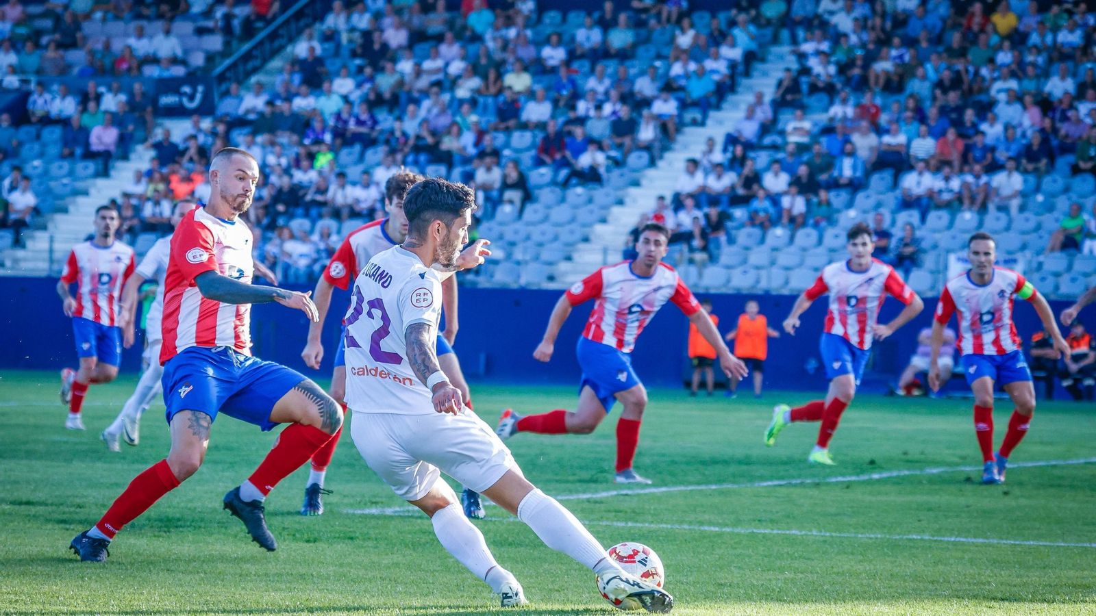 Óscar Lozano pone un centro al área ante el Poli Almería. Óscar Lozano pone un centro al área ante el Poli Almería.