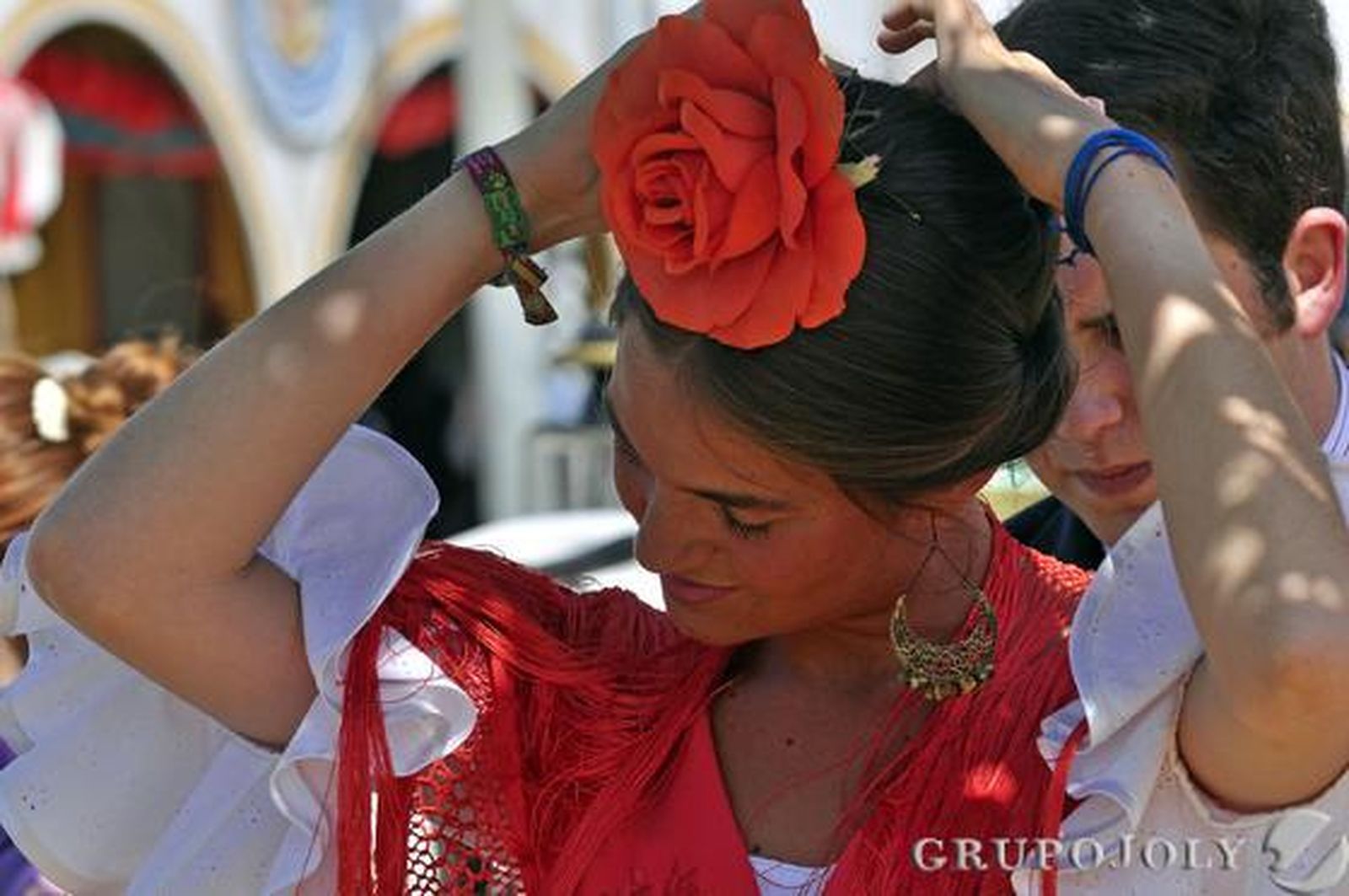 Una chica se recoge la flor.

Foto: Manuel Gómez