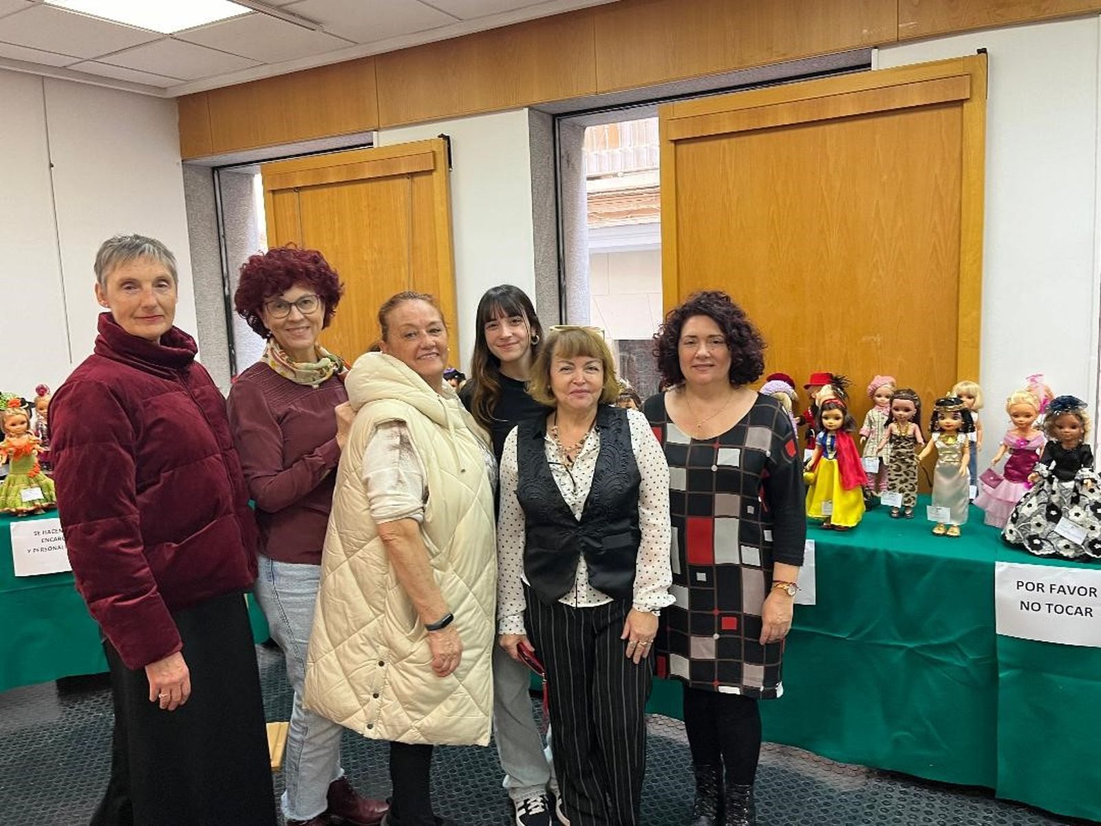 Carmen Dueñas, Chari Romero, Isabel Marín, Soqui Huertas, María Dolores Callealta y Estrella Montes de Oca, durante la inauguración de la exposición en en la Fundación Municipal de la Mujer, en la Plaza del Palillero.
