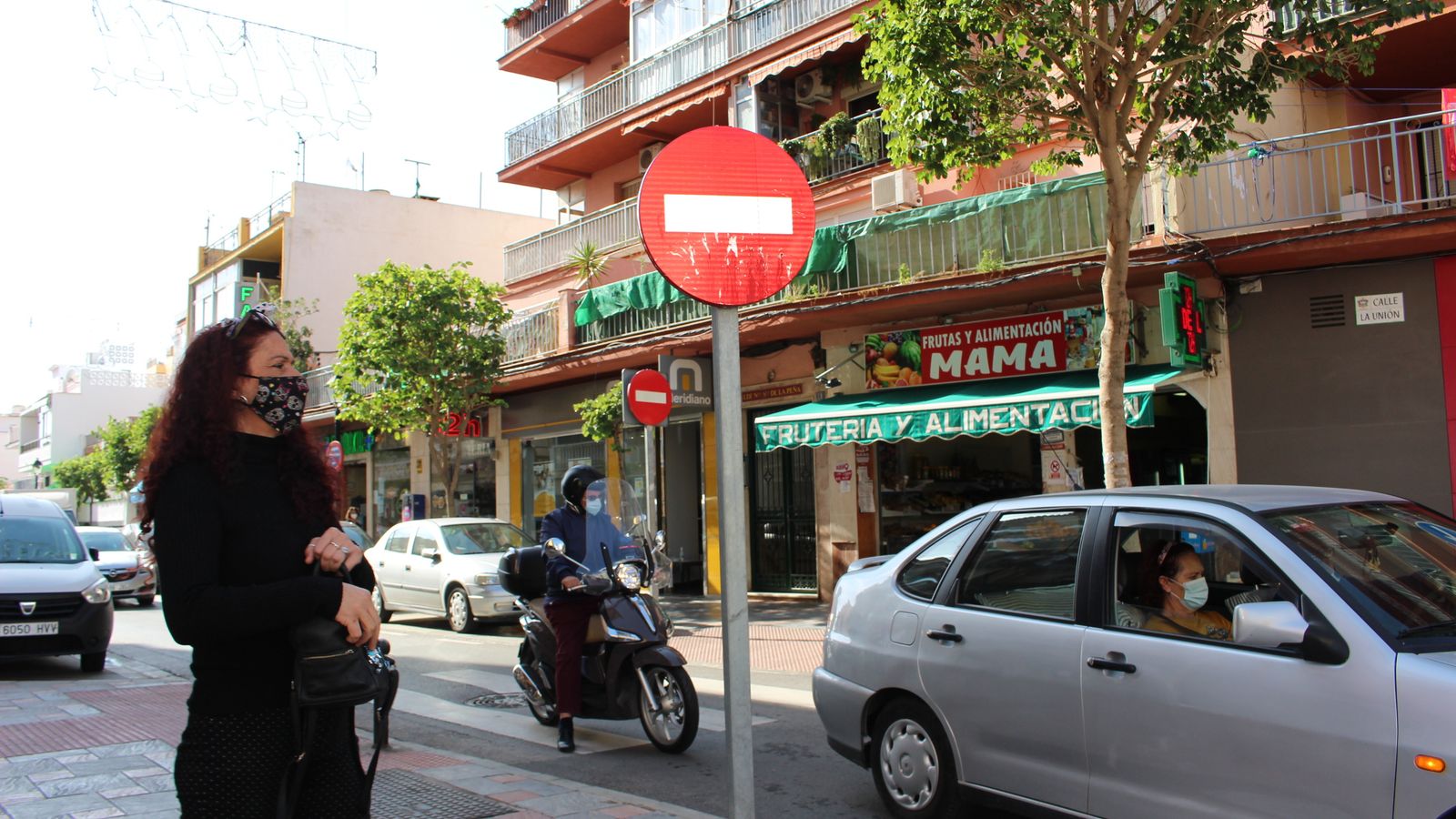 El cierre perimetral de los municipios prohíbe cruzar de acera en la calle La Unión.