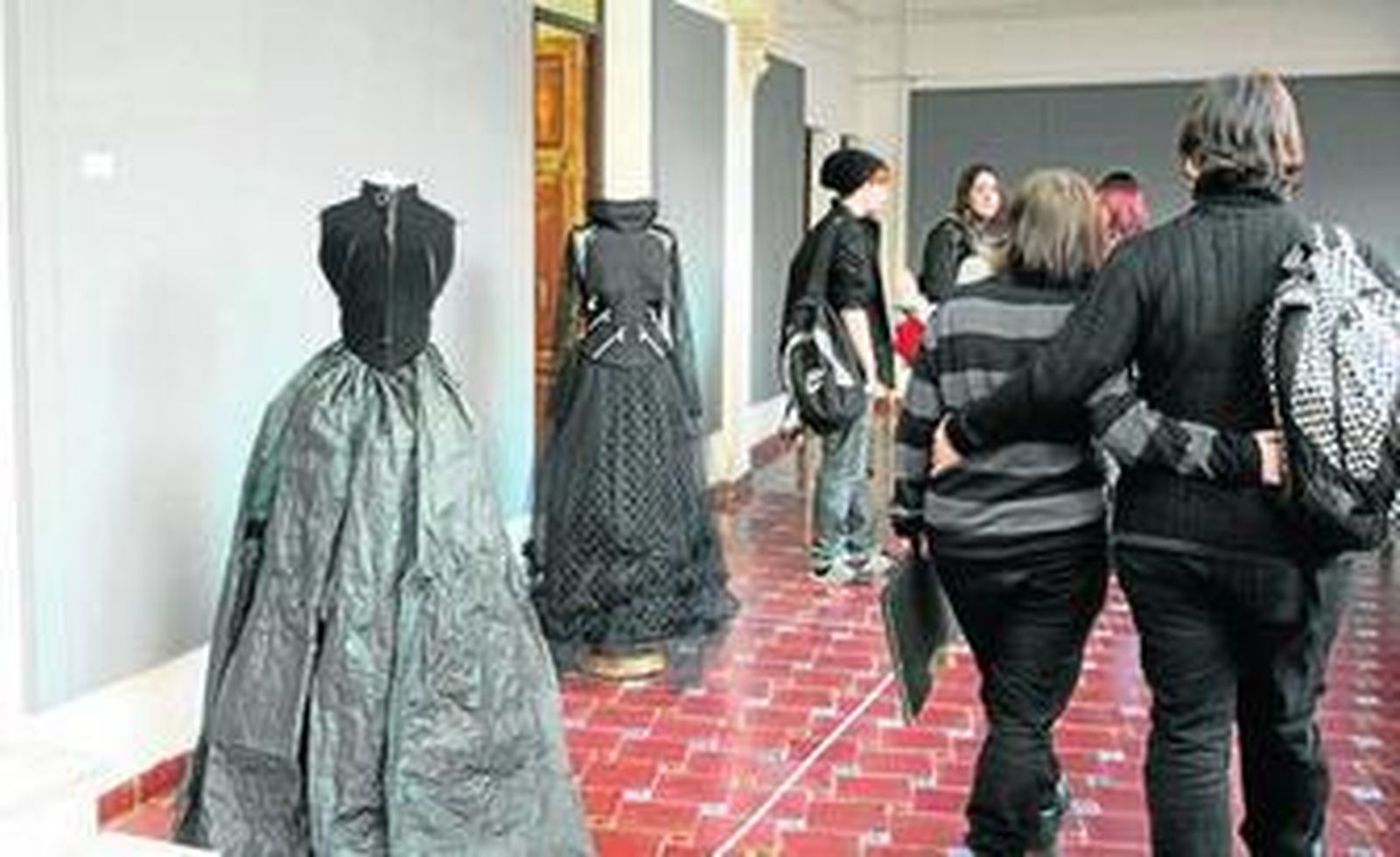 La primera planta de la Escuela de Arte de Almería acoge una interesante exposición de moda.