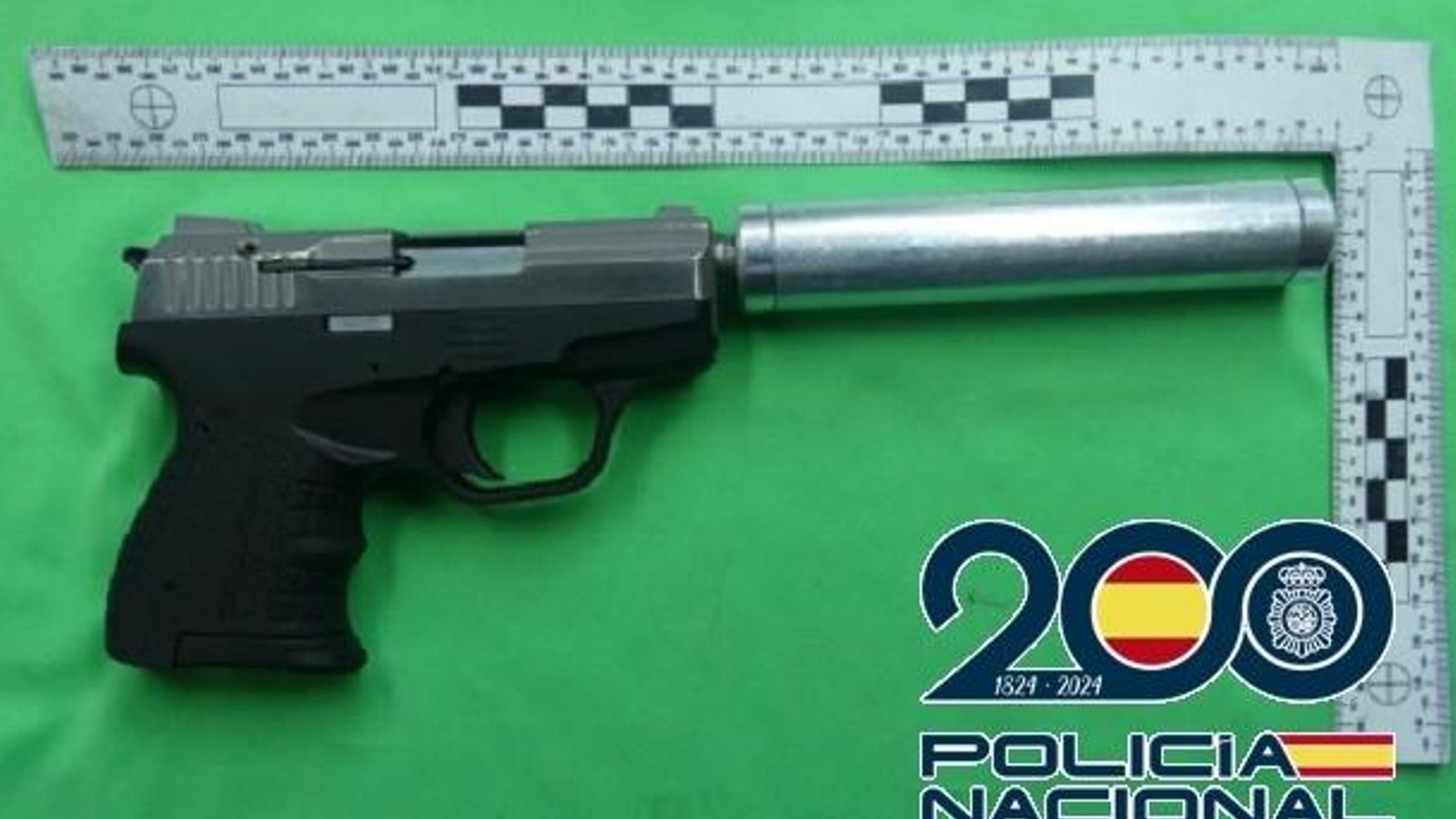 Arma con silenciador intervenida. Arma con silenciador intervenida.