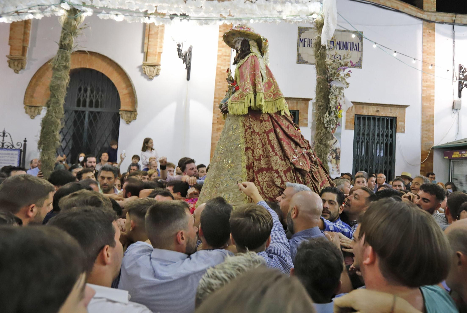 La Virgen del Rocío recorre las calles de Almonte hacia el Chaparral para el inicio del Camino de los Llanos