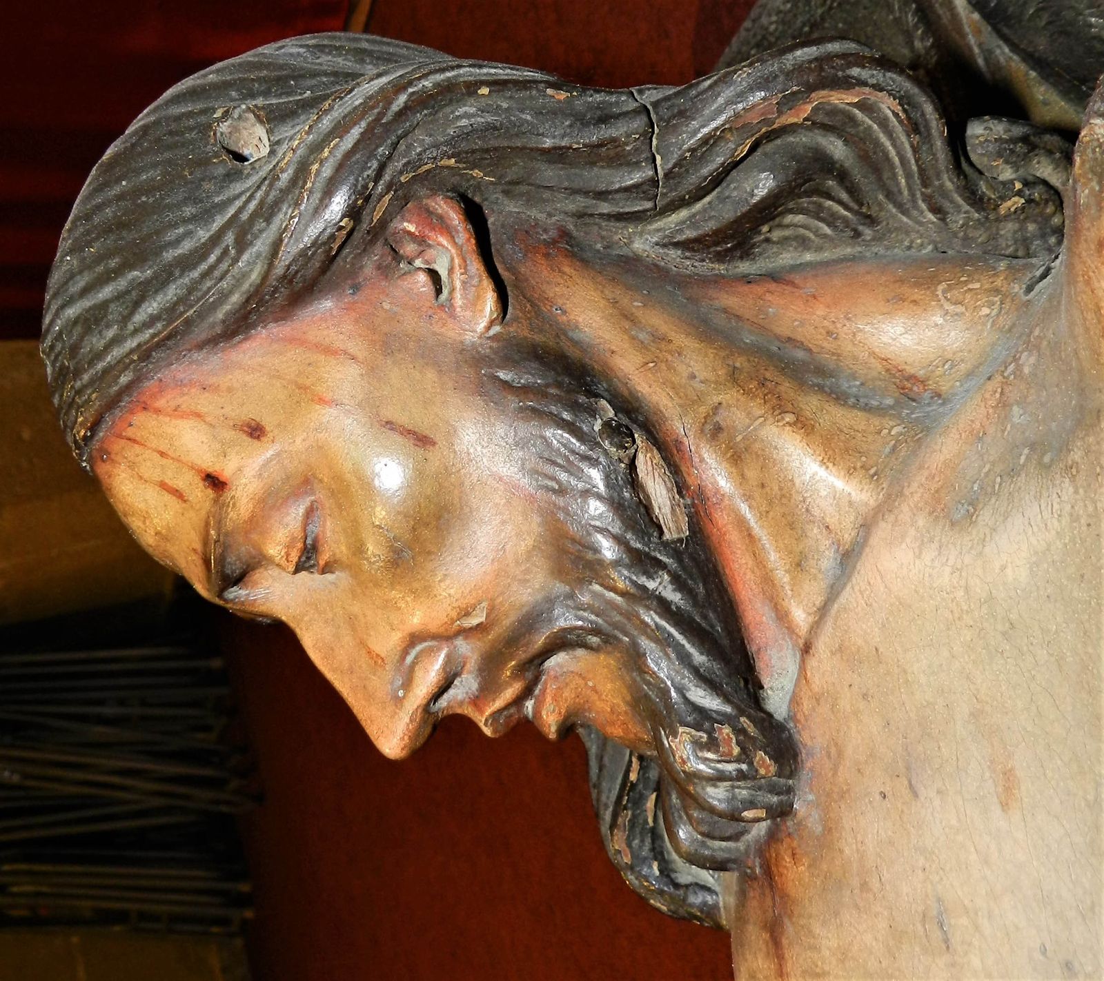 A la izquierda, rostro del crucifijo y a la derecha, detalle del sudario. Iglesia Mayor Prioral.