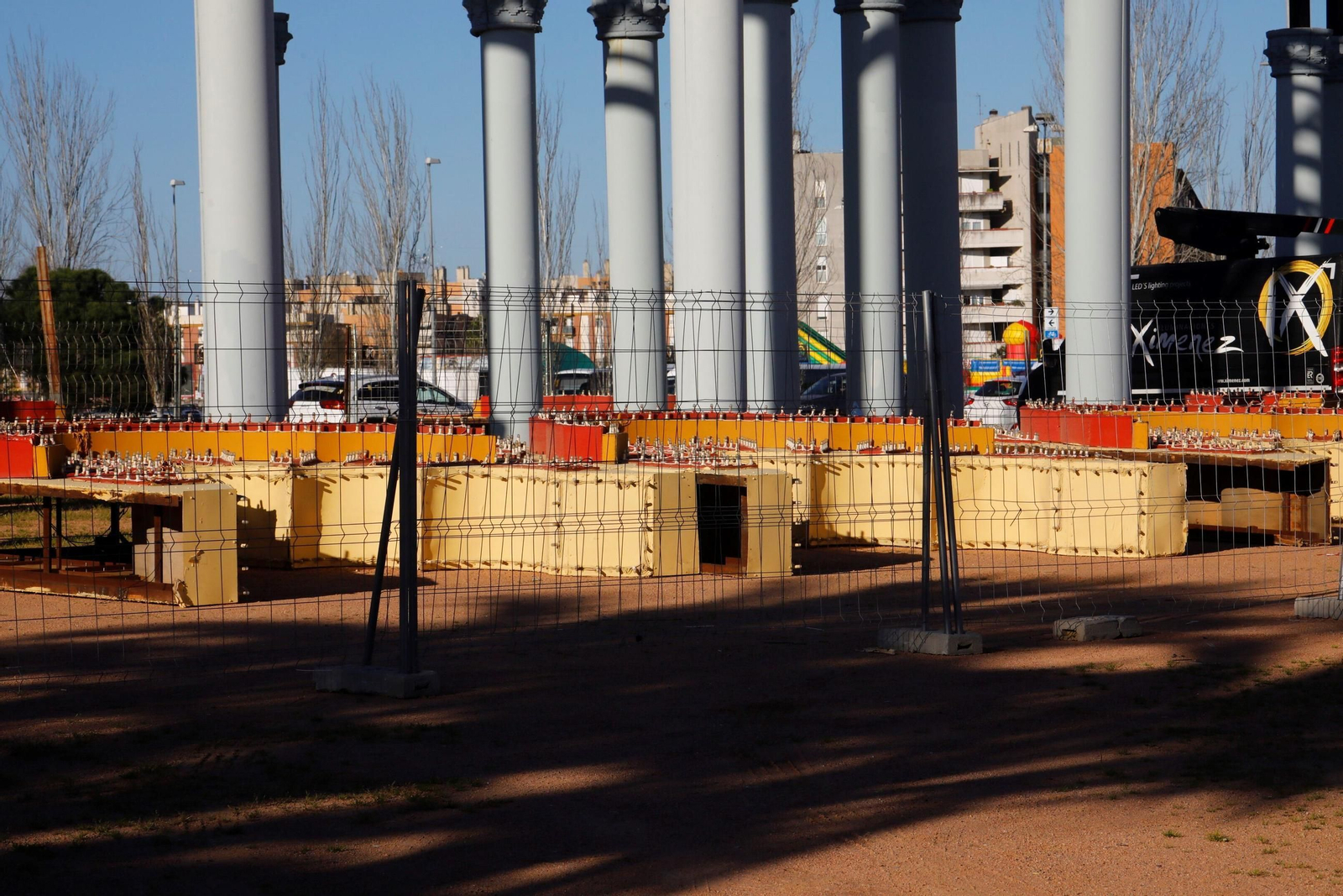 Cuenta atrás para la Feria de Córdoba 2025: las imágenes de la instalación de la portada