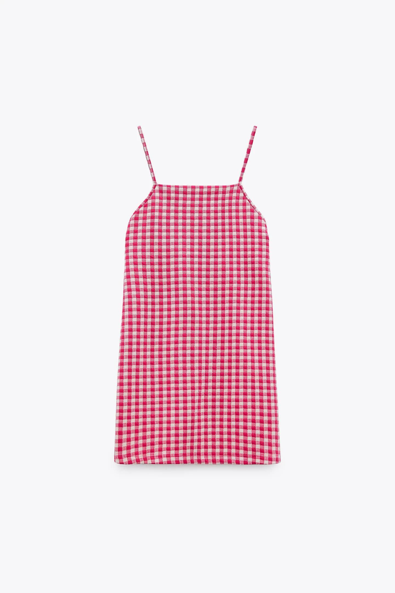 Vestido rosa de cuadros vichy de Zara.