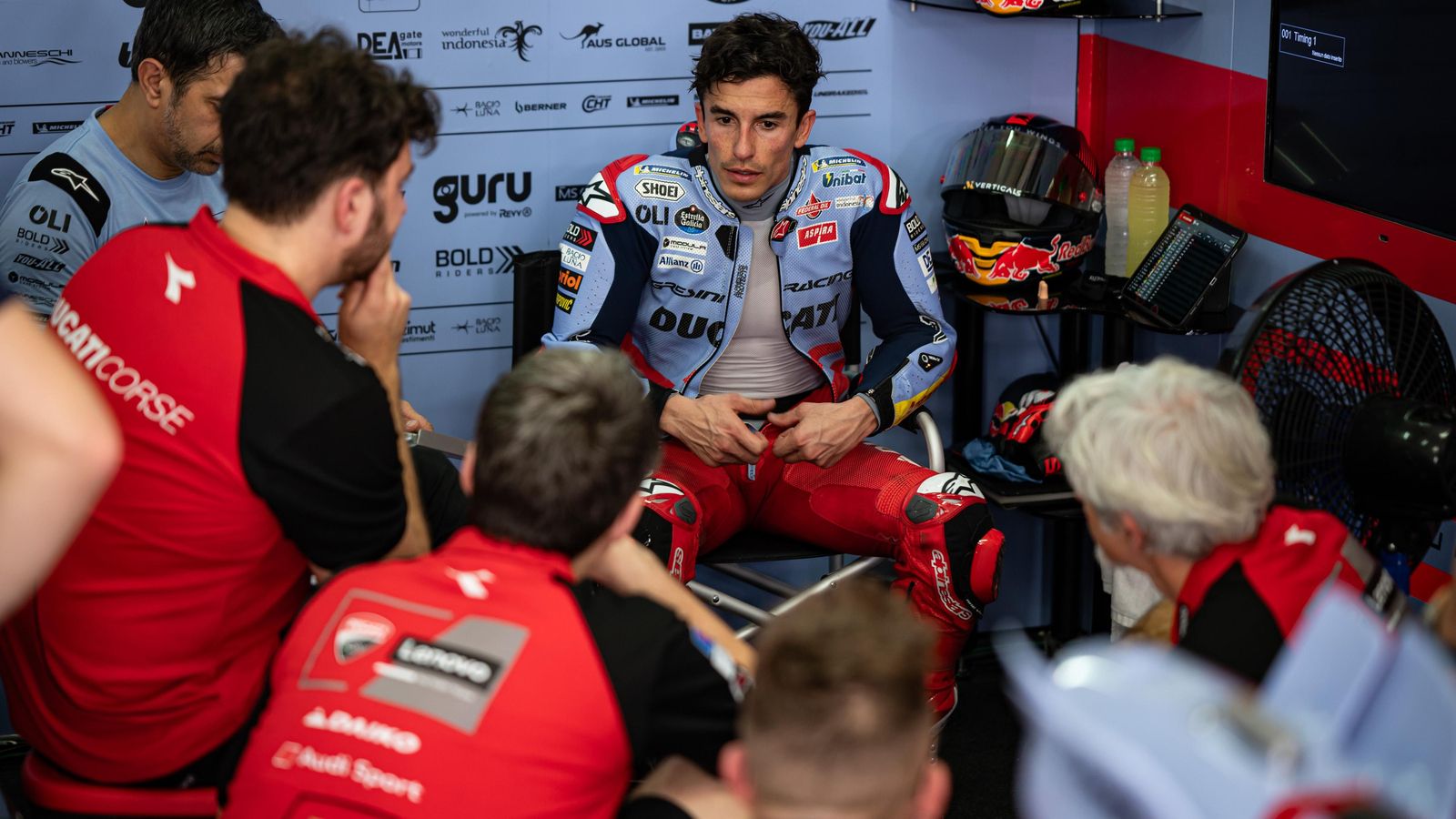 Márquez, dando sus impresiones a su equipo.