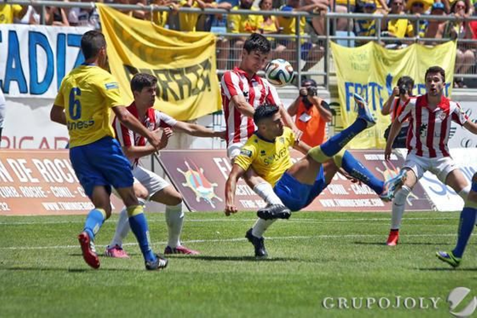Remate acrobático de Jona que impactó en la cara de un defensa cuando ya buscaba puerta. Foto: Lourdes de Vicente Remate acrobático de Jona que impactó en la cara de un defensa cuando ya buscaba puerta.
Foto: Lourdes de Vicente