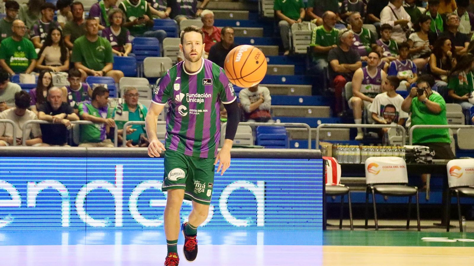 La fiesta previa del Unicaja: Subida de bandera, homenaje a Toñi García, nuevo videomarcador...