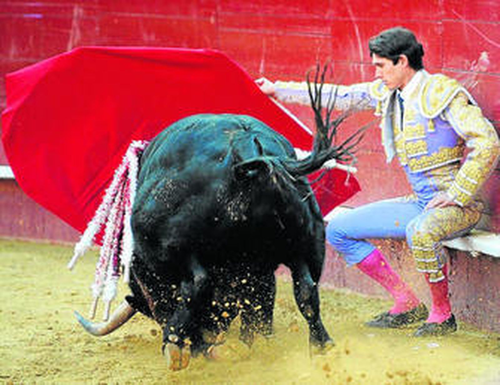 Sebastián Castella en un muletazo sentado en el estribo a uno de sus toros, ayer, en Valencia.