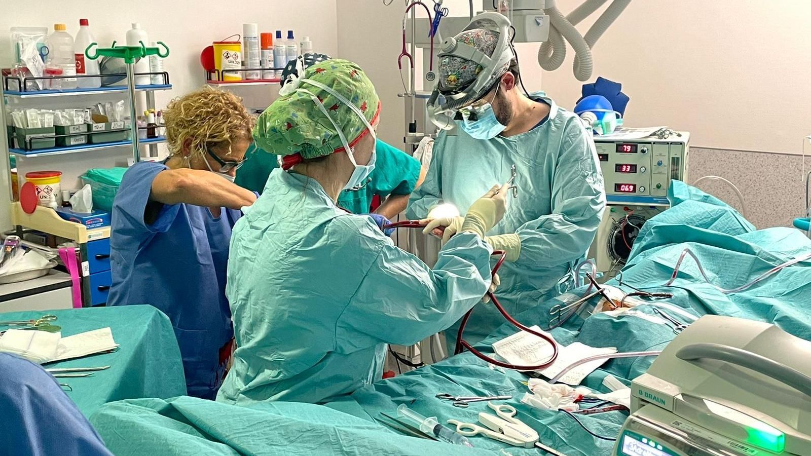 El equipo del Materno en el Hospital de Burgos, conectando a Pablo a la máquina para su traslado a Madrid.