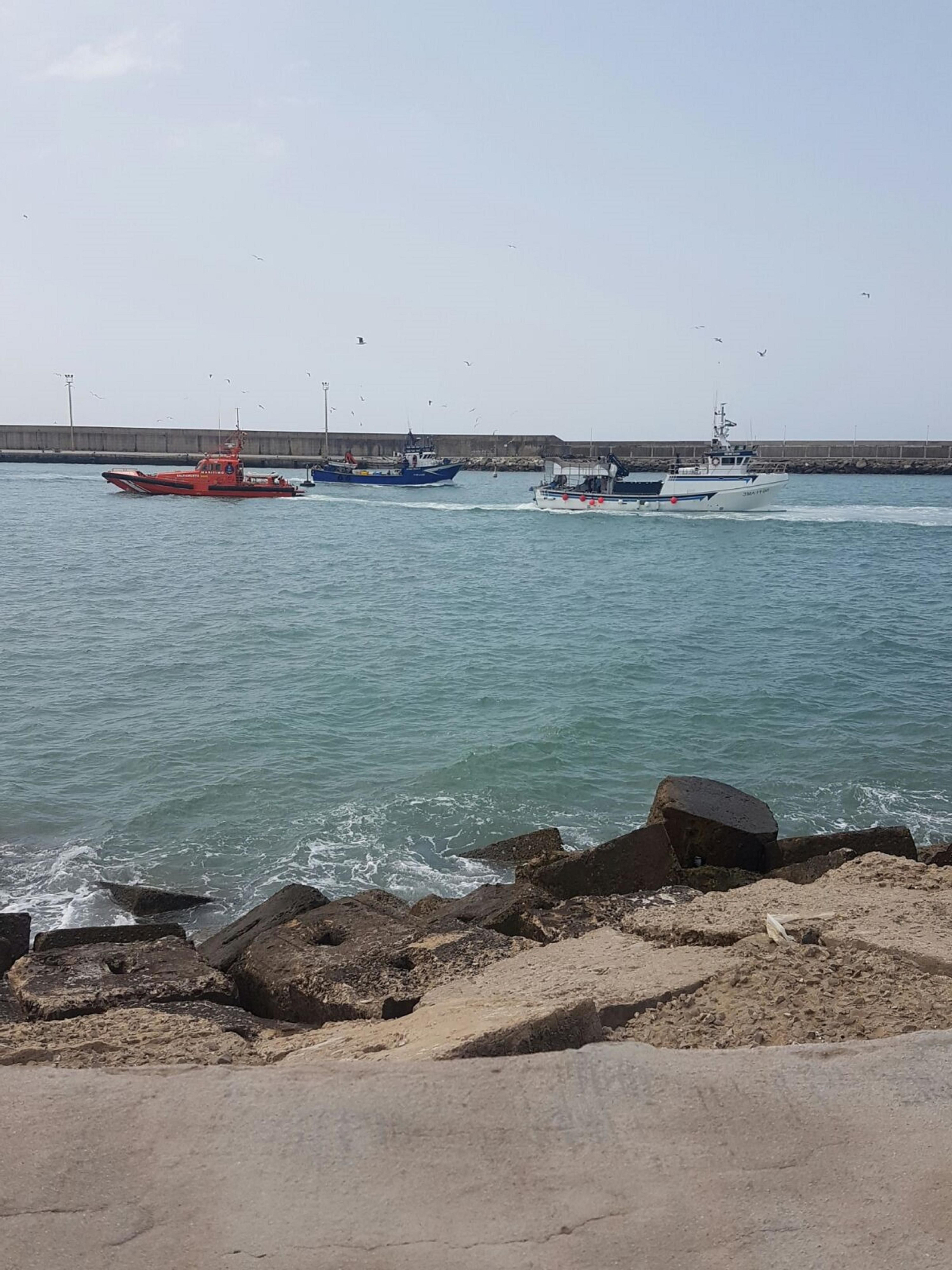 La Salvamar Gadir acudió al rescate del remolcador y el pesquero que quedaron ayer encallados en la duna de arena creada en la bocana del puerto.