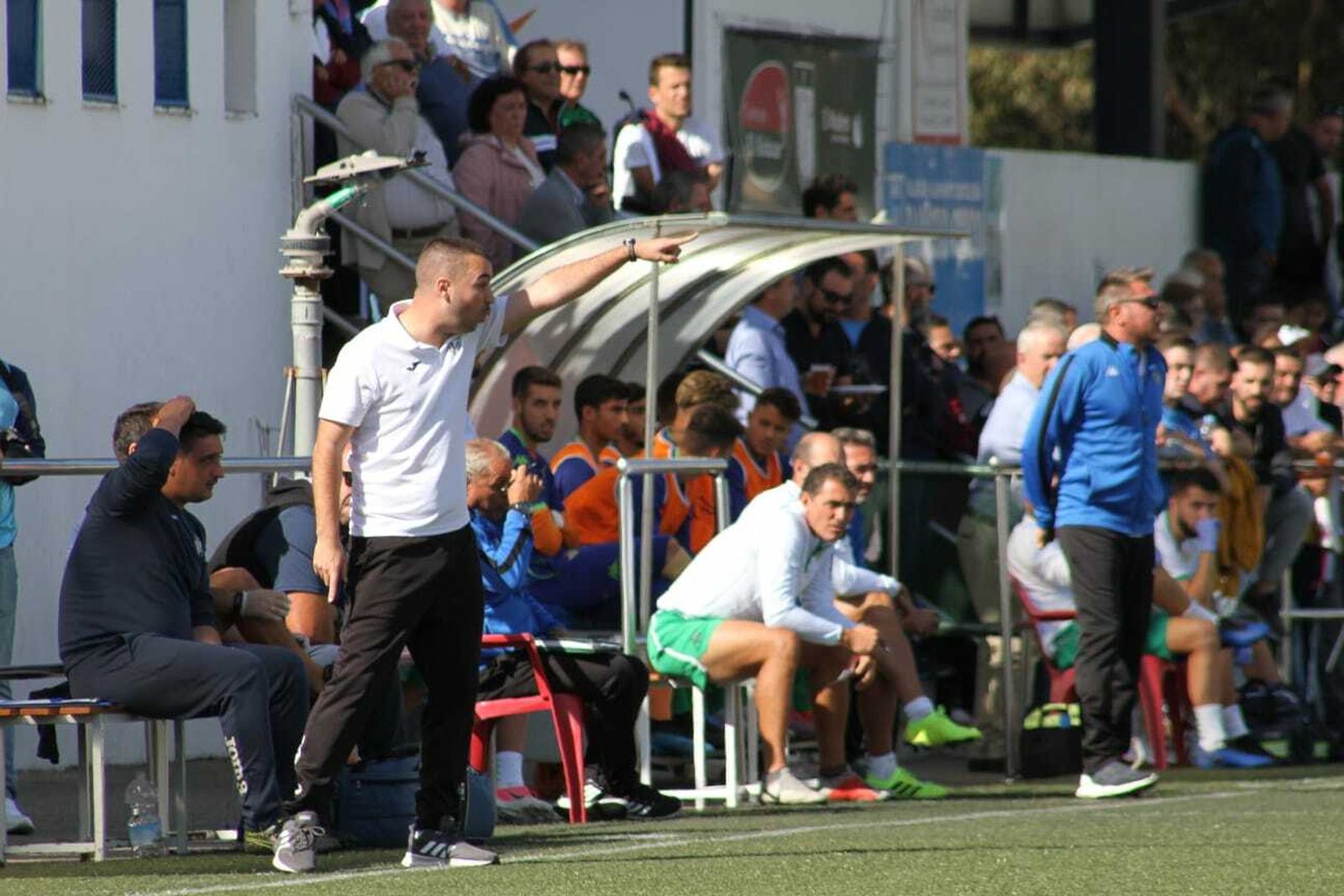 Lázaro Canto, técnico del Conil, da instrucciones durante el último partido, ante el Betis Deportivo.