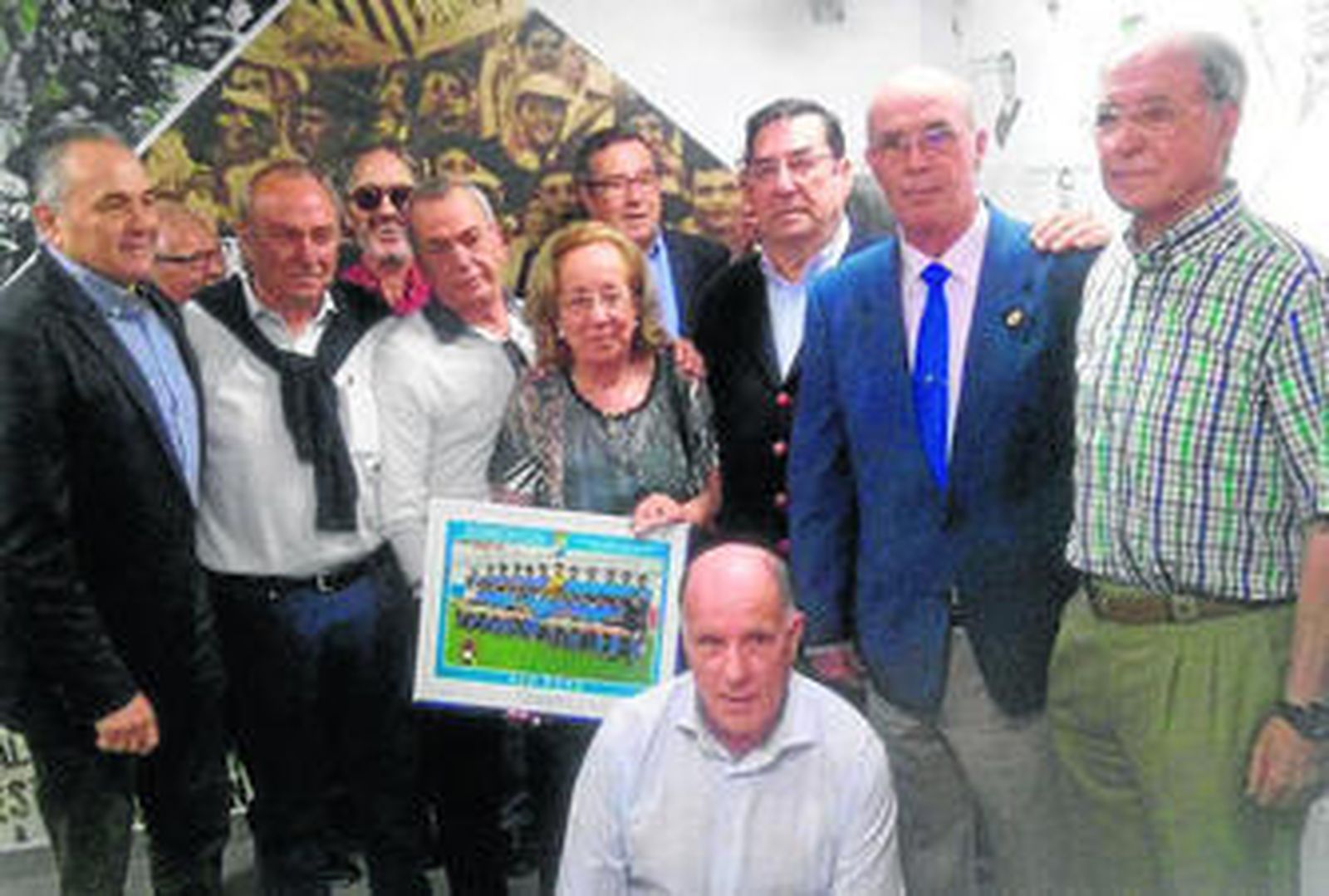 La viuda de Pepe Varela posó junto a Pepe Ravelo y demás asistentes al acto mostrando con el cuadro del Xerez CD.