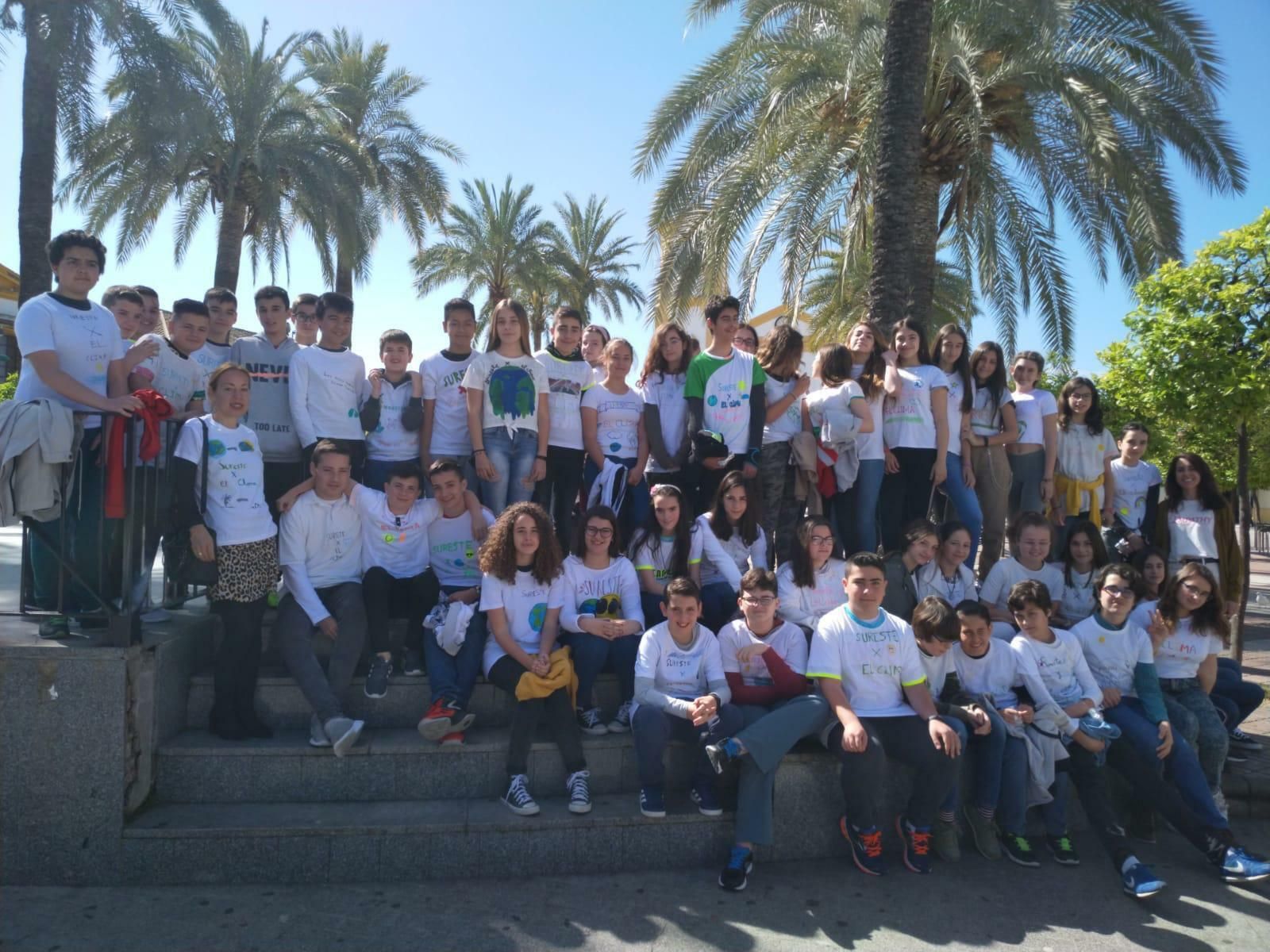 Alumnos de los colegios e institutos del Distrito Sureste muestran la camiseta reivindicativa