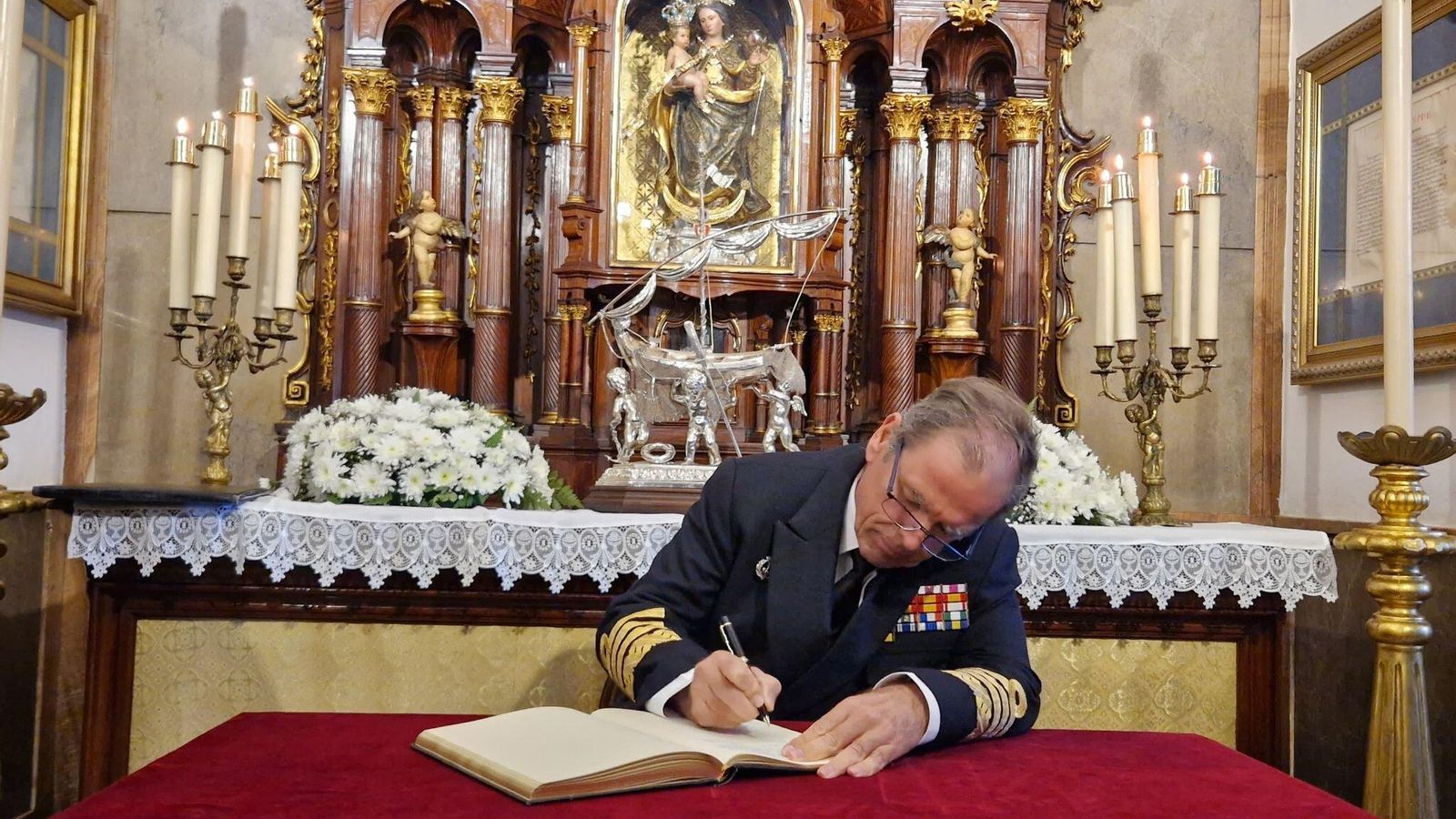 El almirante de la Flota realiza la firma protocolaria.