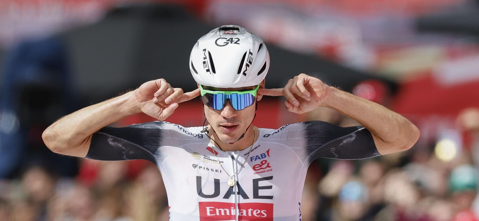 Juan Ayuso se tapa los oídos en un gesto reivindicativo al entrar en solitario en la meta de Cerler.