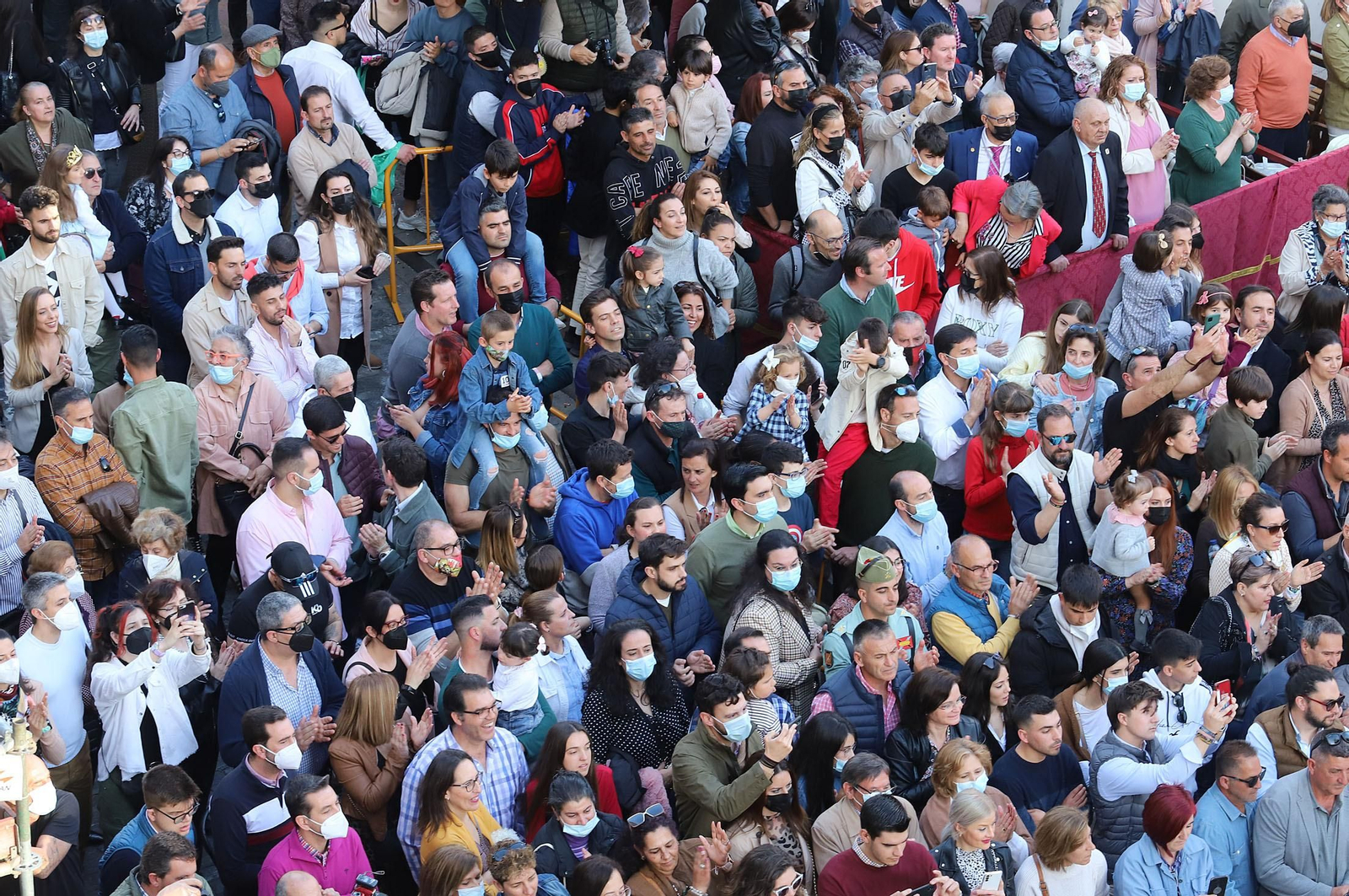 La Legión acompaña al Cristo de la Vera+Cruz en su procesión por Huelva, en imágenes