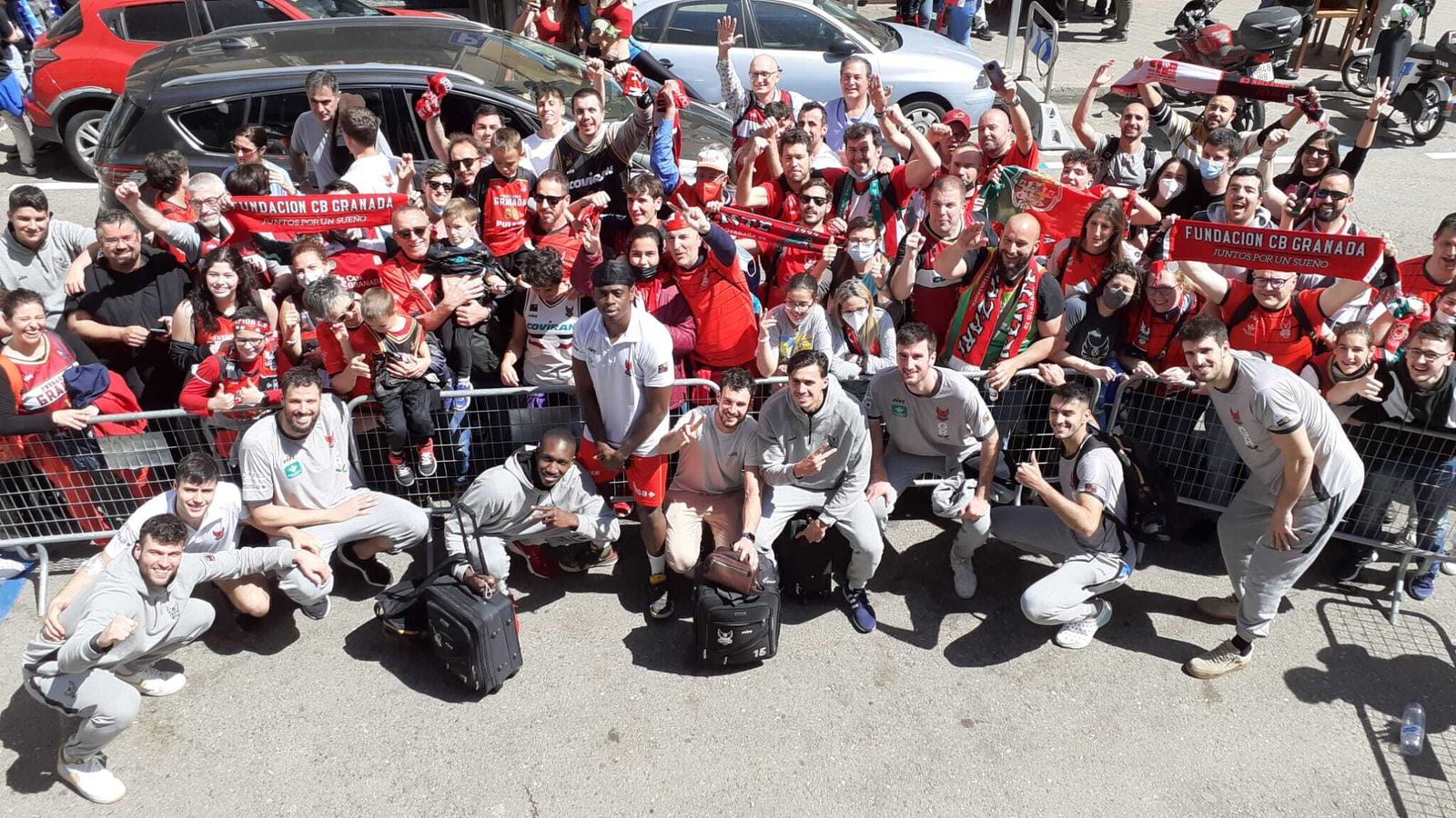Varios jugadores del Covirán Granada, en comunión con los aficionados del equipo desplazados a Madrid tras el partido