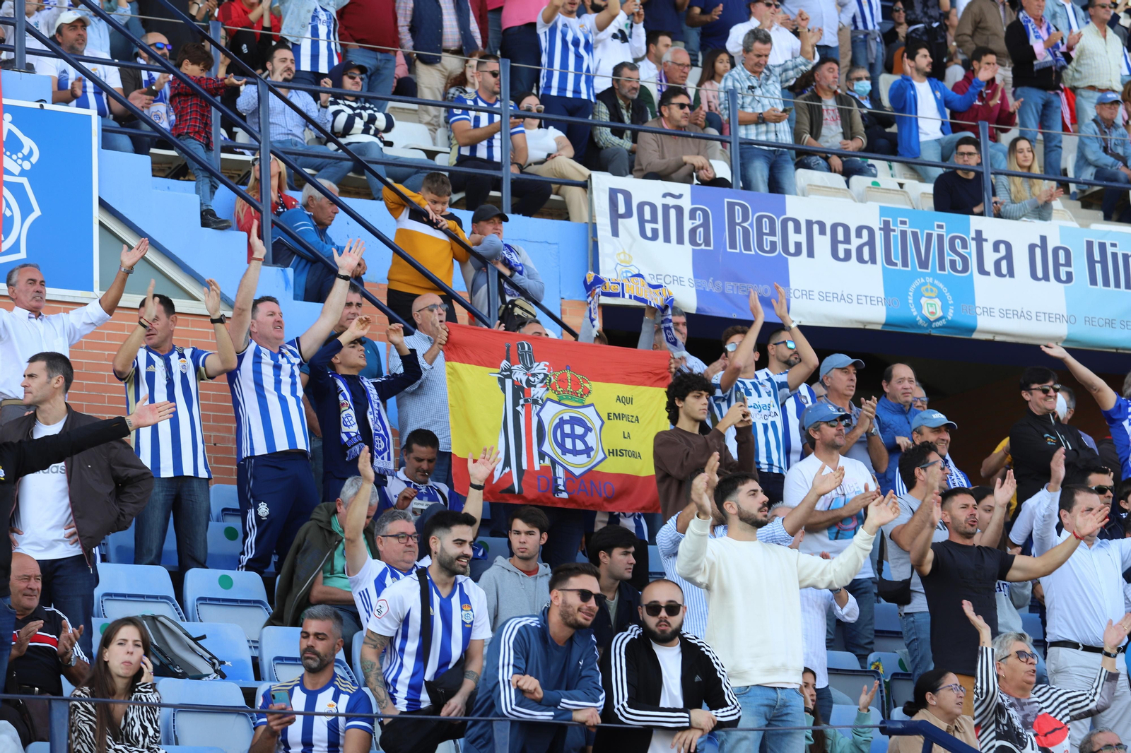 Imágenes del gran ambiente en el Nuevo Colombino para ver el  Recre-Burgos