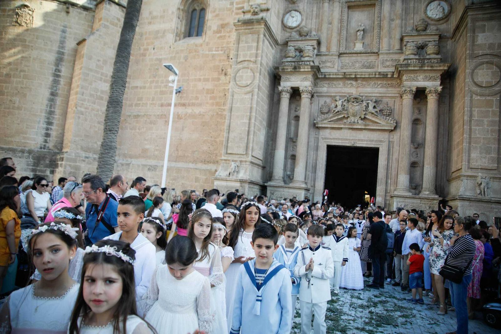 Imágenes de la procesión del Corpus Christi en Almería: así han sido la misa y la posterior marcha por la capital