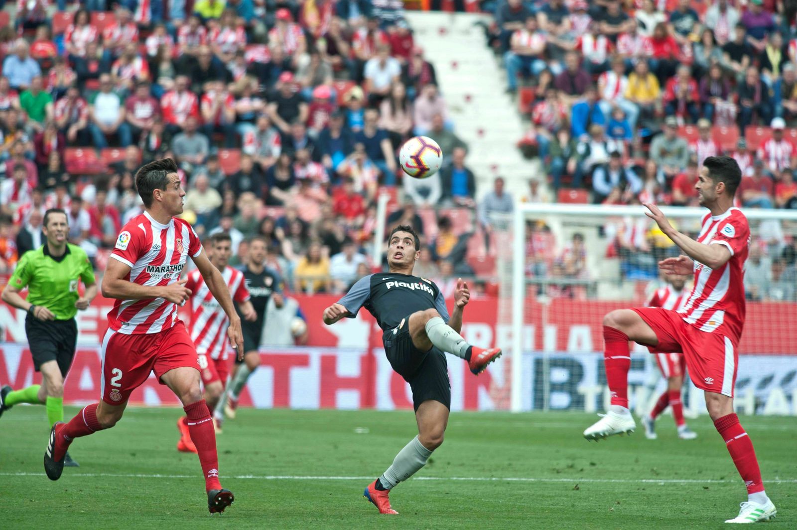 Ben Yedder y el defensa colombiano del Girona Bernardo José Espinosa, durante el partido.