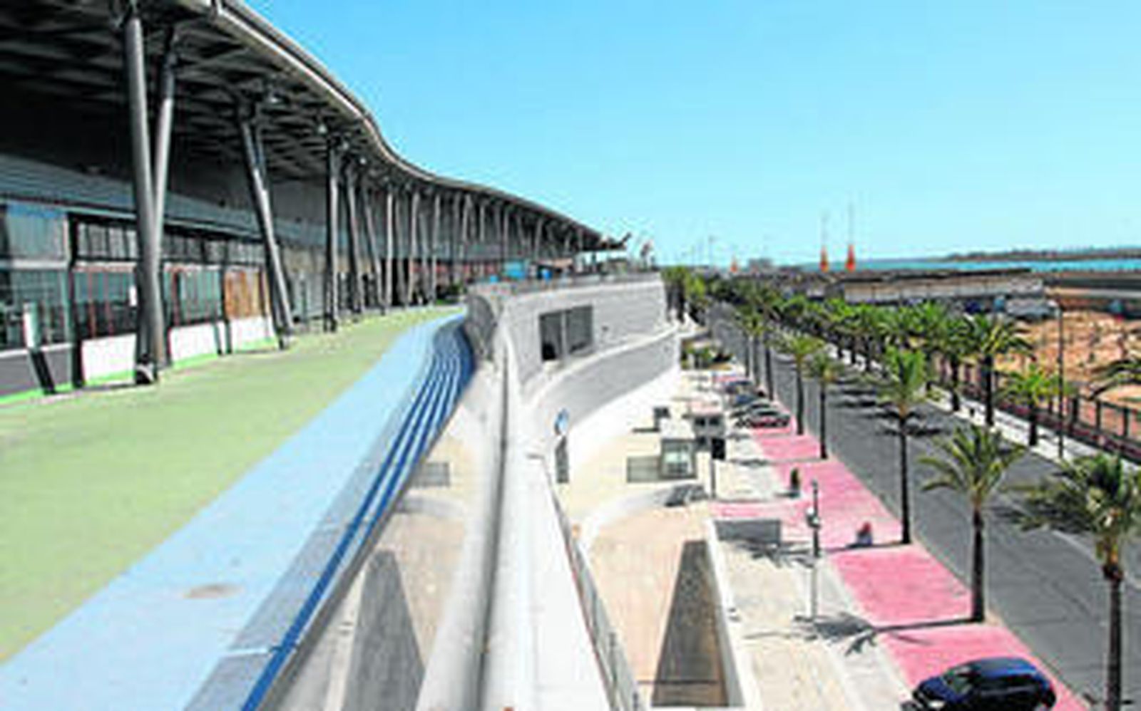 Balcón principal del centro comercial Aqualon, con vistas a la ría, donde se proyecta ubicar un hotel de cuatro estrellas.