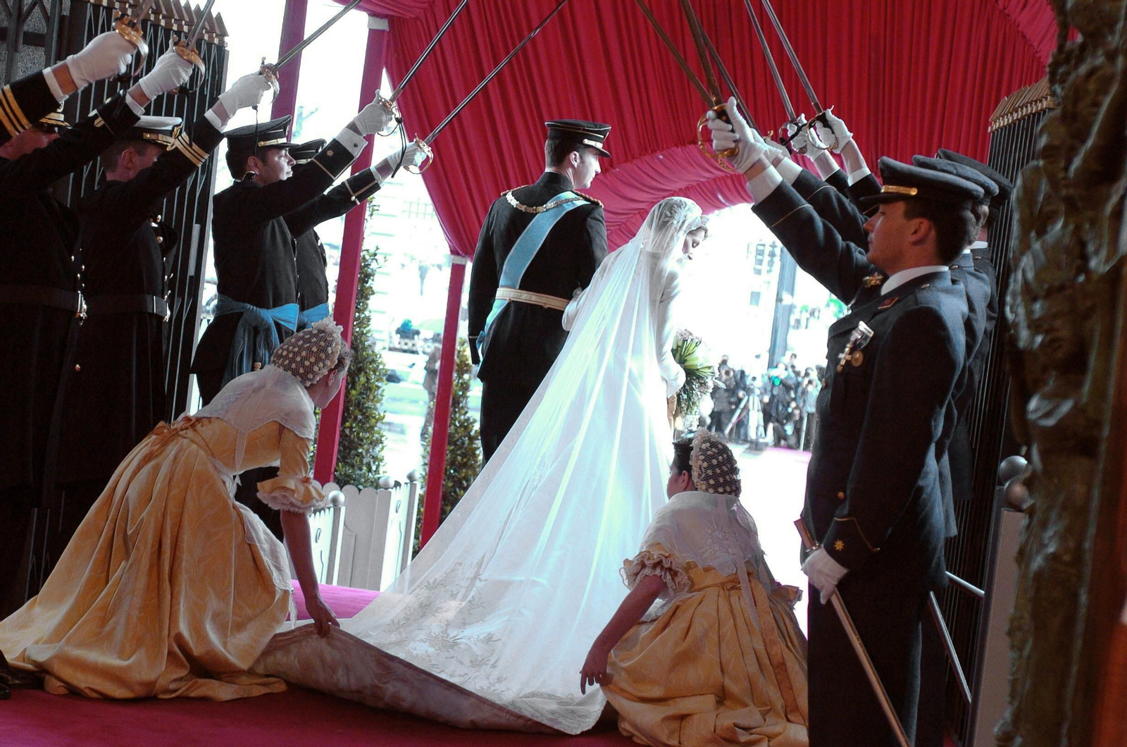 Doña Letizia, convertida ya en princesa de Asturias, y su marido al salir de la catedral