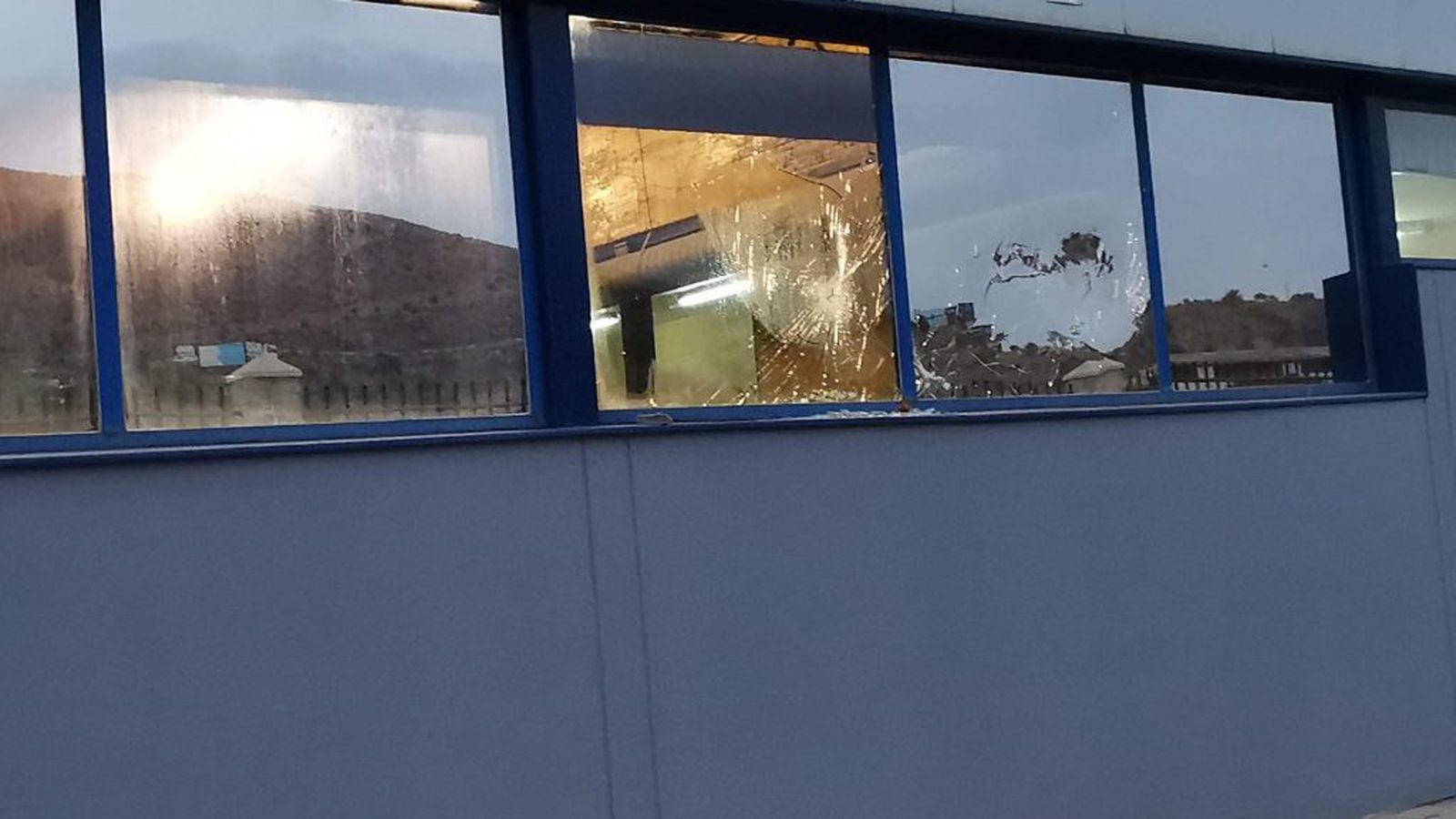 Varias de las ventanas afectadas por el acto vandálico de los jóvenes.